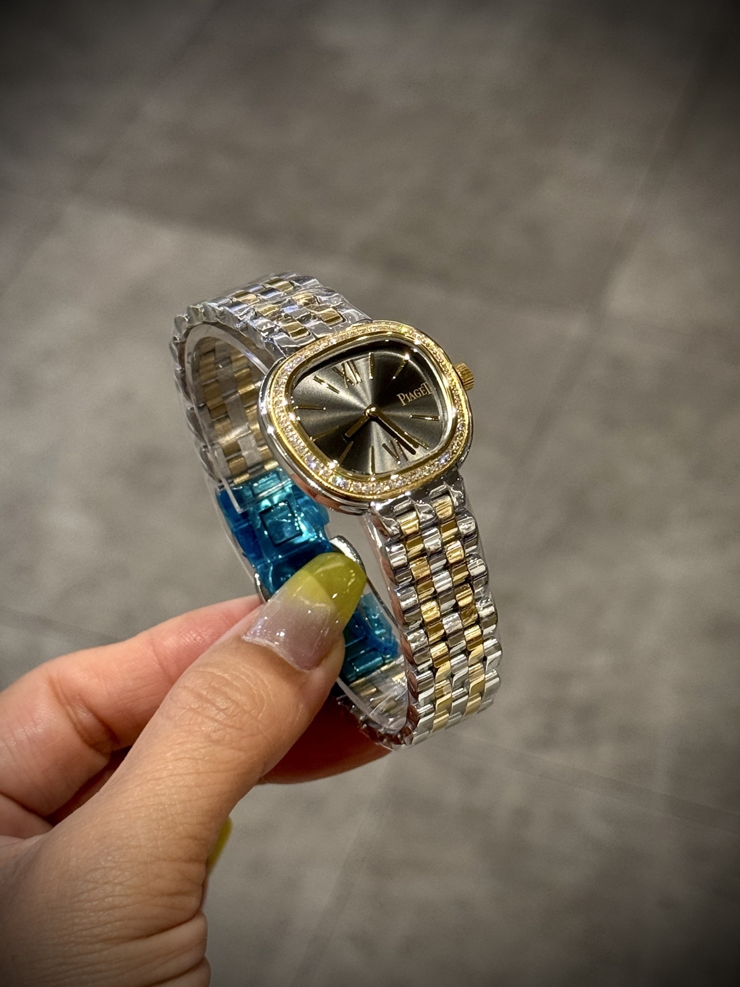 A8 factory•伯爵全新腕表 ﻿ #PiagetSixtie鎏金悅影系列 ﻿ 在瑞士鐘錶展「鐘錶與奇跡」閃亮登場！這款腕表游走於非凡制表工藝與黃金工藝之間，簡直是時尚與藝術的完美結合。Sixtie腕表採用獨特的梯形設計，重新詮釋1960年代末大膽華麗的風格，展現出獨特的魅力與優雅。
✨Sixtie系列腕表
✨直徑29毫米,
✨CNC數控雕刻精鋼梯形表殼
✨專櫃同步超薄厚度僅僅7mm
✨銀色太陽緞面打磨錶盤
✨316L精鋼錶鏈,搭載伯爵進口石英機芯  
認准A8出品！必屬精品！大廠品質！歡迎轉載！