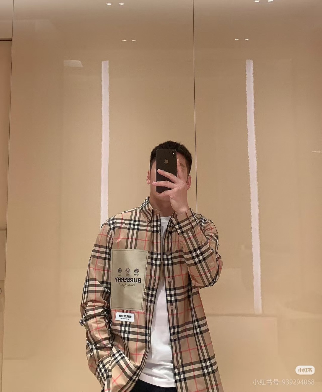 Burberry/巴寶莉 標籤貼布格紋棉質長袖襯衫
第一時間打版。面料為定制俯綢，上身絲滑透氣。紅外線定位裁剪，
定制貝殼頭扣，領子袖口復合硬襯，暴力水洗不會變形。
埋夾包縫工藝，保持版型不變形。國內頂級襯衫代工廠出貨，
前短後長 剪裁大膽突破常規，
完美還原Zp每個細節，商務休閒皆可搭配，人手幾件絕不為過。
裝飾品牌典藏 復古大格紋，BUR粉絲的衣櫥珍藏款式,尤其是對於忠實的BUR粉來說，
此款更是絕對不能錯過的珍寶級別產物！
S Size:S-XL