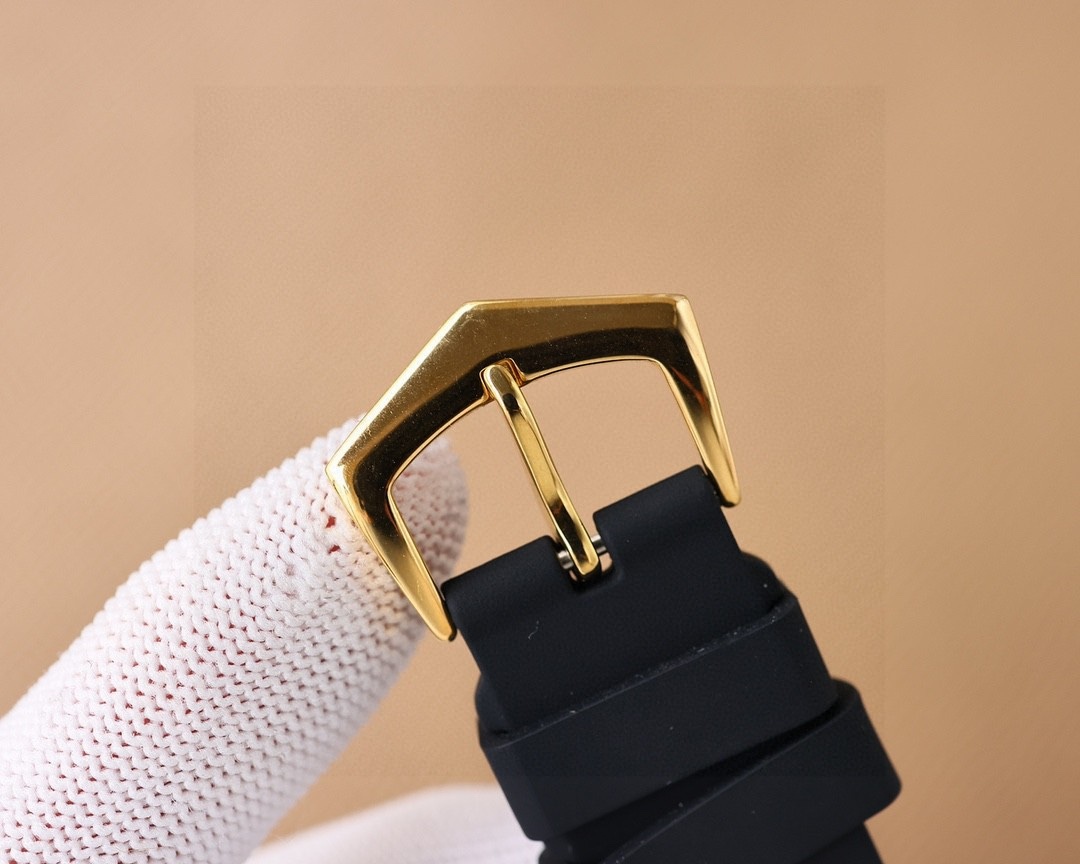 
推出最新款式百達翡麗PATEK PHILIPPE高版本高級自動腕表！男士腕表➡簡單不失大氣  40mm表徑，316精鋼表殼，搭載原裝全新進口8215全自動機械機芯（零返修），耐磨抗刮藍寶石玻璃，進口意大利🇮🇹橡膠帶，原裝品質針扣，具備超強防水功能👍 復古風格，恆久魅力，高檔奢華，紳士必備🔥AD出品 精品不斷🔥