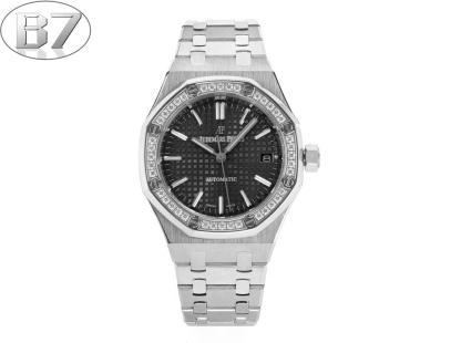 AP愛彼 女款愛彼皇家橡樹 剔除機芯甲板多餘部分，使之變得更加鏤空——成就鋼表巔峰—— 實力演繹 衛冕“鋼”王！【6大精妙之處】1.正品拆解開模，尺寸為37毫米與正品一致！2.完美還原正品表殼的每一處細節，盡顯正品“稜角分明 堅毅果敢”的陽剛氣質。3.鋼帶的做工無可挑剔，比市面上任何鋼帶表做工均要更上一層樓，鋼帶頭粒和表頭銜接的“緩衝帶”的鬆緊程度與正品一模一樣。4.自動陀的與原裝致敬，是市面唯一做到顏色於原裝一致的版本（市面一般版本均偏紅）其上的ap族徽雕刻獨一無二。