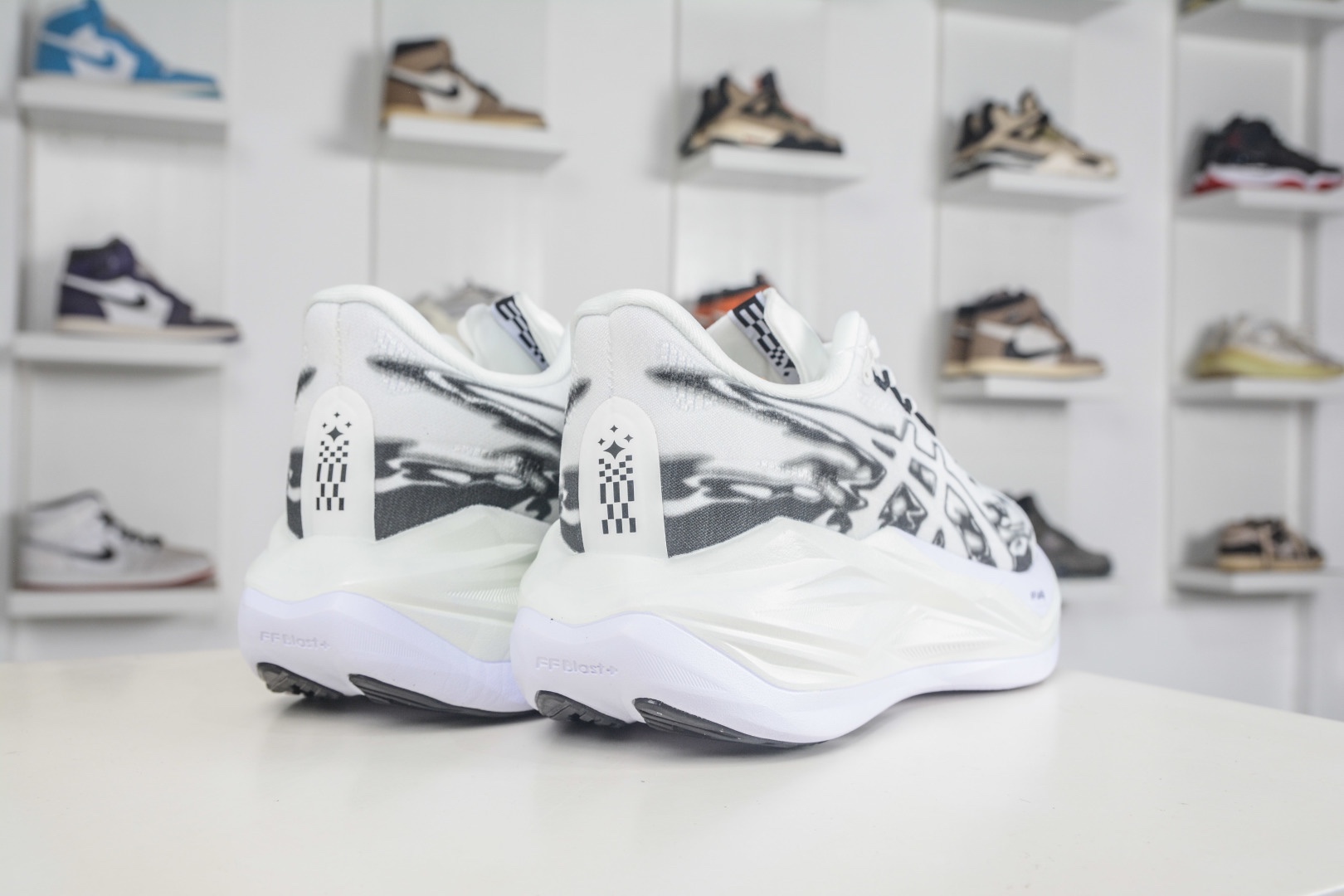 Asics SuperBlast 3 輕量回彈舒適透氣支撐跑步鞋 
貨號：1013A177 002
尺碼：36 37 37.5 38 39 39.5 40 40.5 41.5 42 42.5 43.5 44 44.5 45