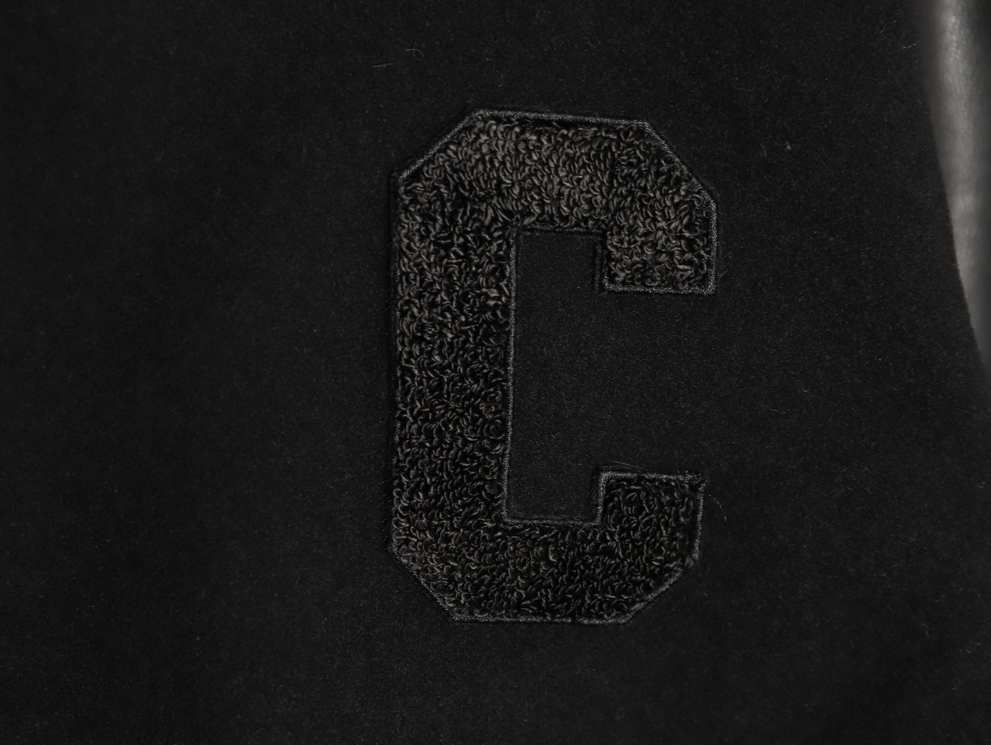 🔝CELINE賽琳CE 大C毛呢皮袖連帽外套
主體採用羊毛混紡面料，經特殊編織工藝打造，質地厚實而不失柔軟，呈現細膩的啞光光澤。羊毛纖維經過預縮處理，有效避免穿著後的變形與起球，同時保留天然的保暖性與透氣性。衣袖部分選用皮革，通過特殊處理賦予皮革細膩的粒面紋理與溫潤光澤，隨著穿著會逐漸形成獨特的使用痕跡，成為專屬的時光印記。內襯採用100%粘膠纖維，手感絲滑且垂墜感佳，與面料形成良好的內外呼應，提升穿著舒適度。
胸前C字貼飾採用毛巾繡工藝，以6mm粗細的紗線層層堆疊，形成飽滿的立體肌理。刺繡