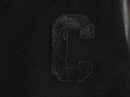 🔝CELINE賽琳CE 大C毛呢皮袖連帽外套
主體採用羊毛混紡面料，經特殊編織工藝打造，質地厚實而不失柔軟，呈現細膩的啞光光澤。羊毛纖維經過預縮處理，有效避免穿著後的變形與起球，同時保留天然的保暖性與透氣性。衣袖部分選用皮革，通過特殊處理賦予皮革細膩的粒面紋理與溫潤光澤，隨著穿著會逐漸形成獨特的使用痕跡，成為專屬的時光印記。內襯採用100%粘膠纖維，手感絲滑且垂墜感佳，與面料形成良好的內外呼應，提升穿著舒適度。
胸前C字貼飾採用毛巾繡工藝，以6mm粗細的紗線層層堆疊，形成飽滿的立體肌理。刺繡