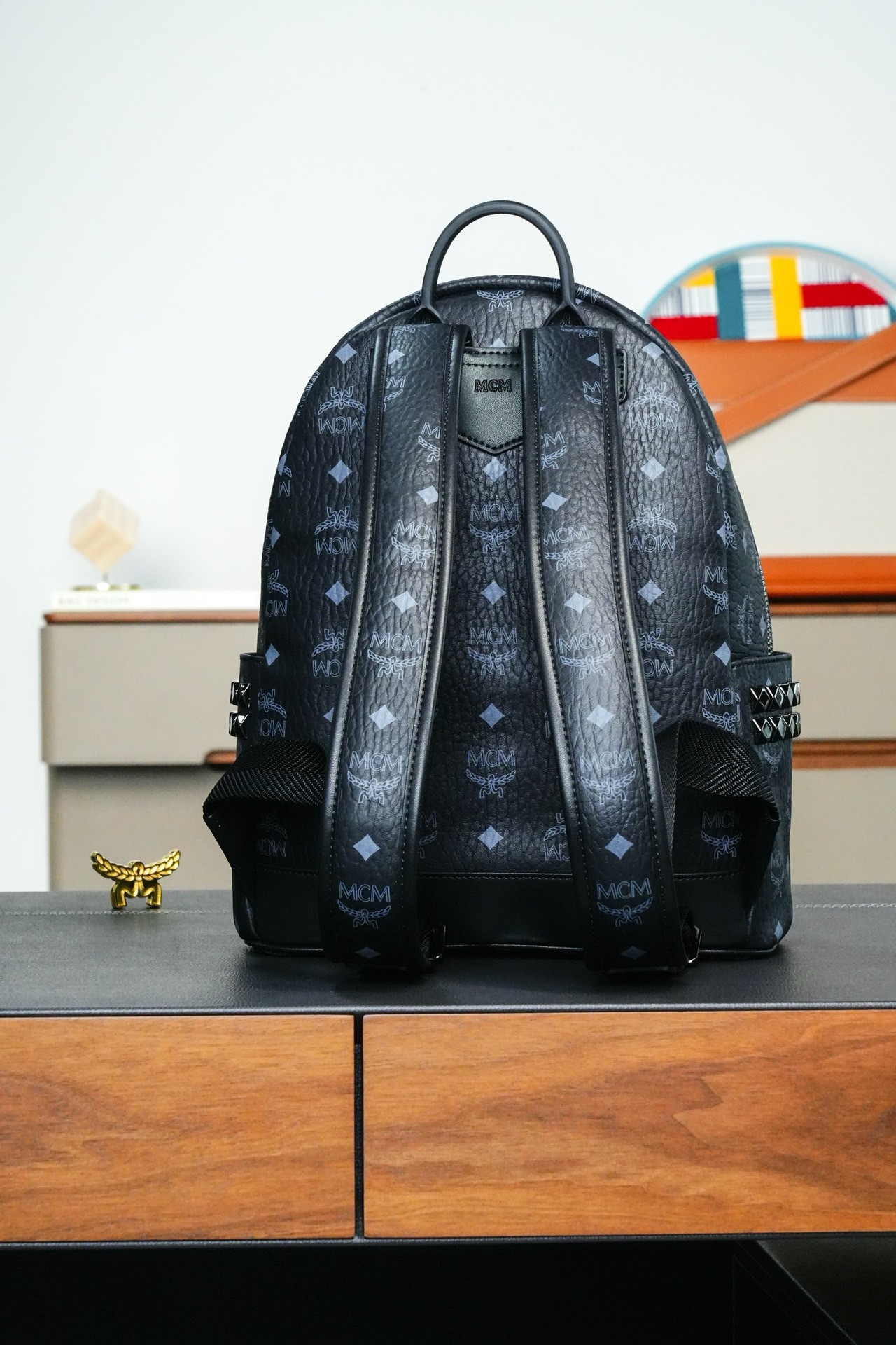 ⚠️®全新升级®𝙈𝘾𝙈 𝙎𝙩𝙖𝙚𝙠 𝙑𝙞𝙨𝙚𝙩𝙤𝙨
实拍黑色小号#铆钉双肩包老花满印黑色标志性的 Visetos 黑色涂层 # 结构化设计拥有宽敞的内部空间和金字塔形铆钉饰边 造型风格前卫 # 男女同款包 # 背包里的黑酷天花板