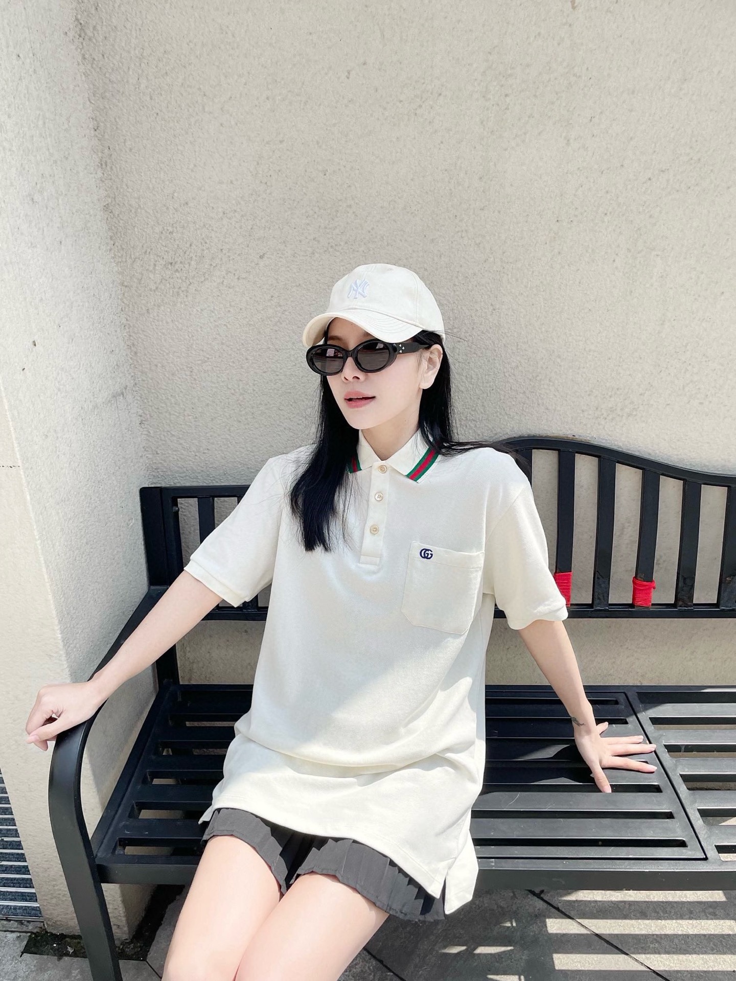 Gucci/古馳 24ss 胸口雙G刺繡Polo短袖
原品購入，採用60支雙股250克重棉氨混紡雙面珠地面料，條紋相間拼色衣領定為雙系統提花定織扁機製成。GG互扣刺繡圖案採用進口田島機器，榻榻米刺繡搭配挨針繡工藝，刺繡非常的飽滿，精細針法綿密，以榻榻米刺繡工藝打底，挨針繡描廓邊緣及字母繡花，層次清晰豐富立體。前胸無明線無散口雙層面筒，袖口縫盤螺紋同為扁機織造，採用TAJIMA進口機台加工，人工手縫領標開背領標帶防偽芯片，紐扣開模天然塔羅貝炭黑刻字牛角扣，三標輔料同步定 制。經典翻領設計