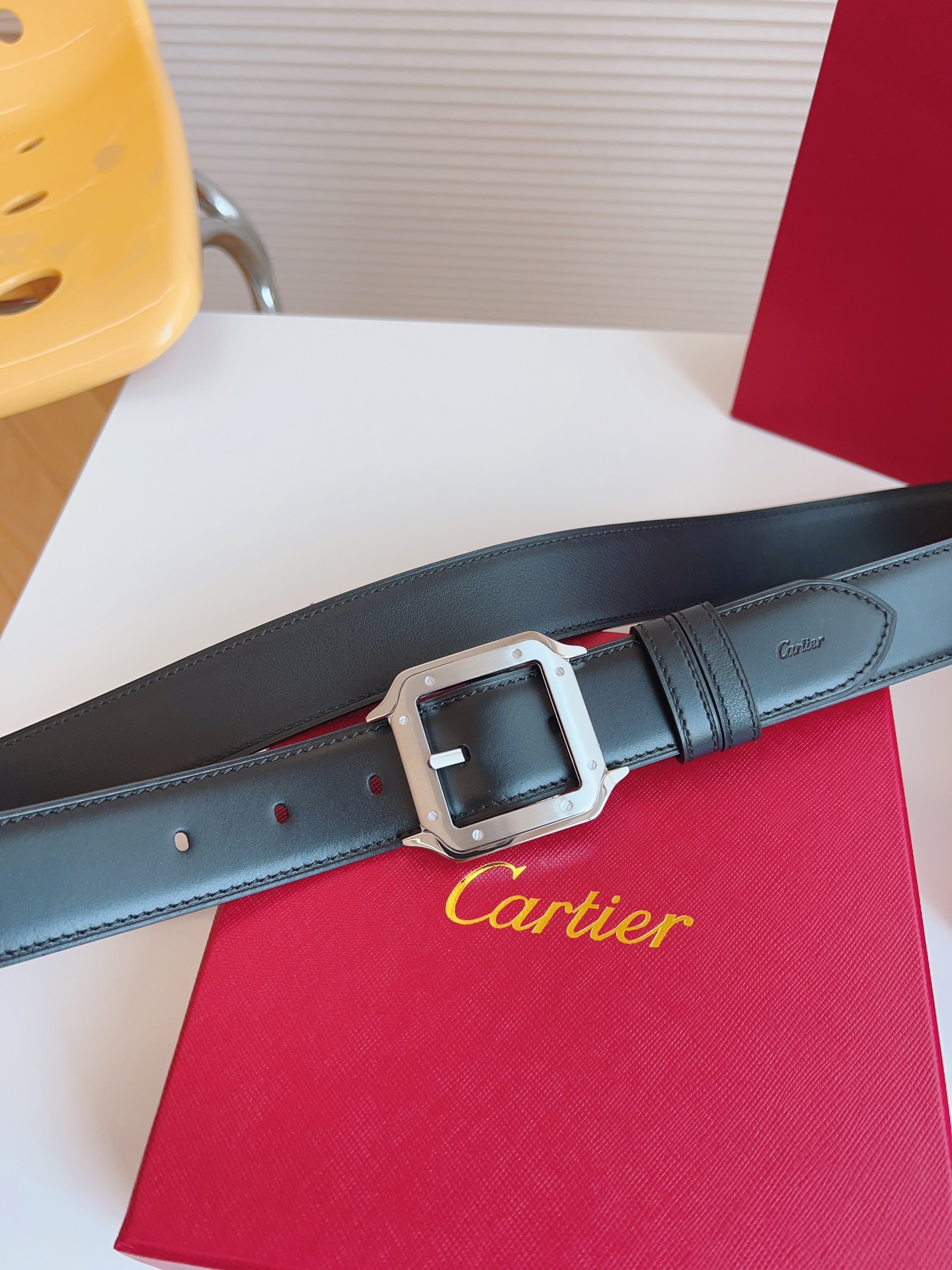 
Cartier（卡地亞）憑借匠心傑作展現與眾不同的美感，融合精湛工藝與經典設計，演繹雋永風格；瀟灑不羈，果敢獨立！此款式易搭配服飾；休閒正裝兩相宜。皮帶寬度：35mm
