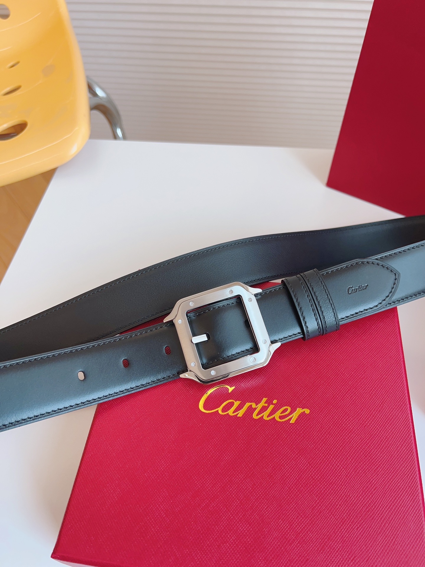 
Cartier（卡地亞）憑借匠心傑作展現與眾不同的美感，融合精湛工藝與經典設計，演繹雋永風格；瀟灑不羈，果敢獨立！此款式易搭配服飾；休閒正裝兩相宜。皮帶寬度：35mm