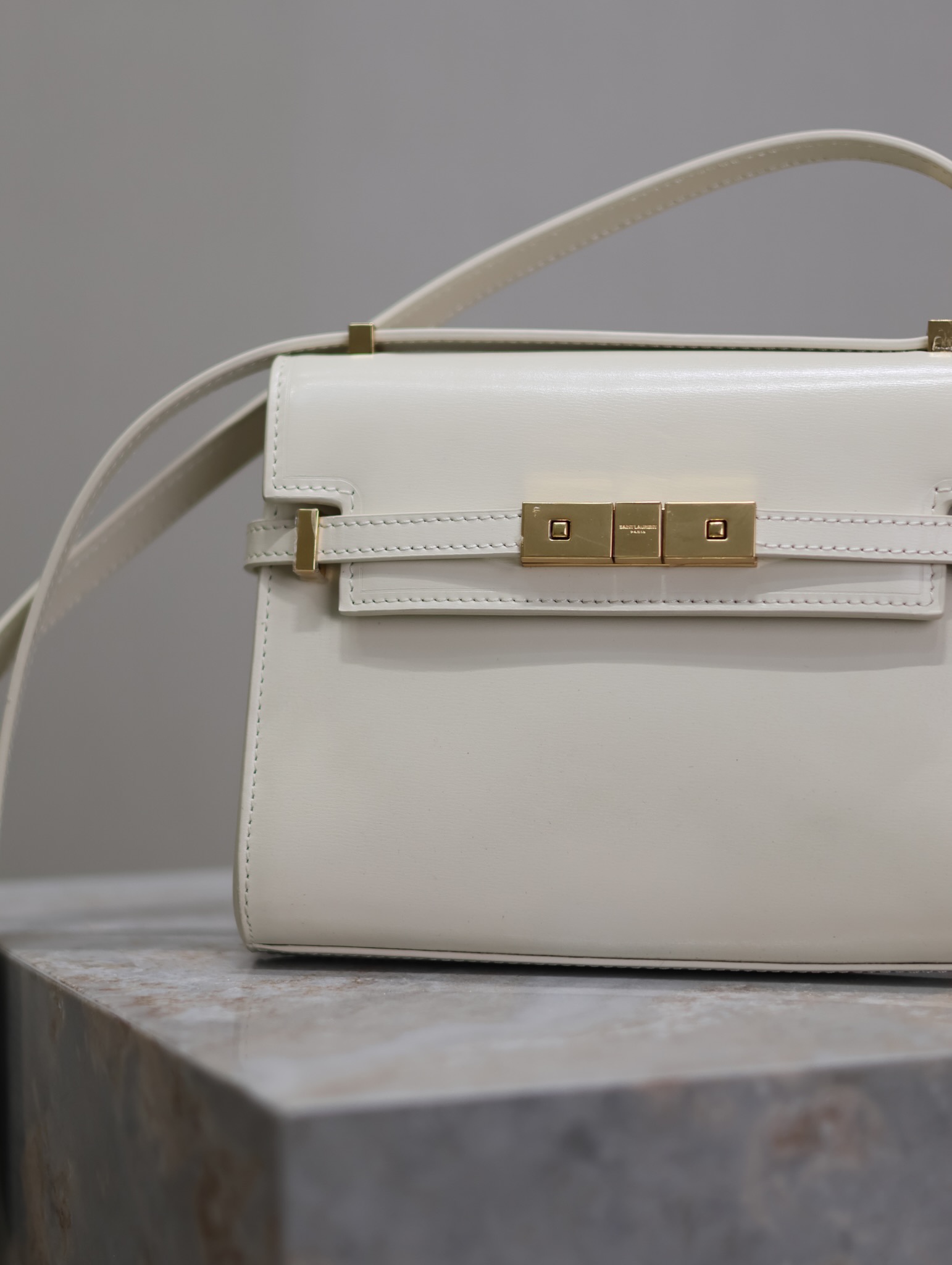 Manhattan mini_腋下/斜挎包
曼哈頓的經典造型，給人一種氣場很大的感覺！全包採用原廠牛皮精心製作，翻蓋中央的金屬搭扣是曼哈頓系列的標誌性元素，包內有一卡袋，無其他多餘隔層，所以自重超級輕！可以肩背 斜挎及腋下背法。整體風格幹練又率性，是超級簡約耐看又大方的款式！
型號：727766
尺寸：19×14×4cm