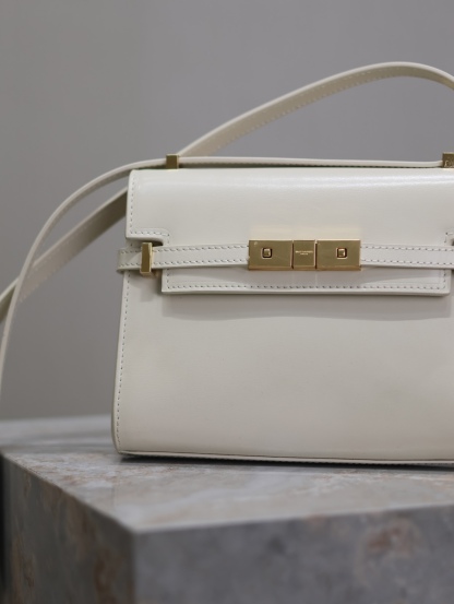 Manhattan mini_腋下/斜挎包
曼哈頓的經典造型，給人一種氣場很大的感覺！全包採用原廠牛皮精心製作，翻蓋中央的金屬搭扣是曼哈頓系列的標誌性元素，包內有一卡袋，無其他多餘隔層，所以自重超級輕！可以肩背 斜挎及腋下背法。整體風格幹練又率性，是超級簡約耐看又大方的款式！
型號：727766
尺寸：19×14×4cm