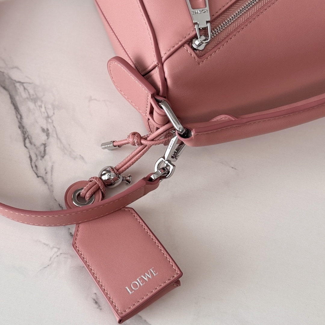 LO℮w℮🌟新款 小號納帕羊皮革 Featherlight Puzzle 手袋 以別具一格的幾何線條勾勒長方體造型。柔軟輕盈的納帕皮革為手袋注入隨性慵懶的風格。可肩背、斜挎或手提
可拆卸可調節肩帶，飾有旋轉卡扣*拉鍊開合，鉸接式拉鍊頭 一個外部拉鍊後袋，一個內部插袋*可拆卸 LOE**WE 燙金或燙銀標籤，飾有隱秘口袋和氣球骰子*長方形金屬腳釘 納帕羊皮革襯里 Anagram 壓紋、飾牌內部鐫刻 LOE**WE.
size:062502
型號：24*10.5*16.5cm（配全套包裝）