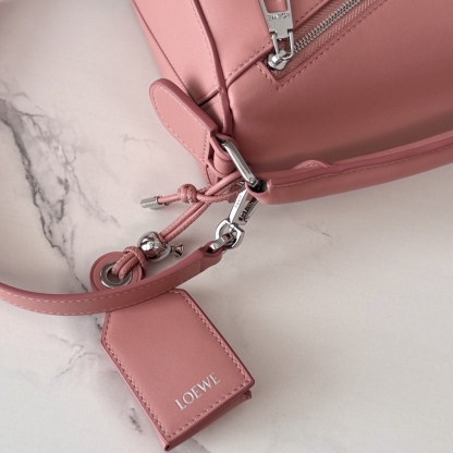 LO℮w℮🌟新款 小號納帕羊皮革 Featherlight Puzzle 手袋 以別具一格的幾何線條勾勒長方體造型。柔軟輕盈的納帕皮革為手袋注入隨性慵懶的風格。可肩背、斜挎或手提
可拆卸可調節肩帶，飾有旋轉卡扣*拉鍊開合，鉸接式拉鍊頭 一個外部拉鍊後袋，一個內部插袋*可拆卸 LOE**WE 燙金或燙銀標籤，飾有隱秘口袋和氣球骰子*長方形金屬腳釘 納帕羊皮革襯里 Anagram 壓紋、飾牌內部鐫刻 LOE**WE.
size:062502
型號：24*10.5*16.5cm（配全套包裝）