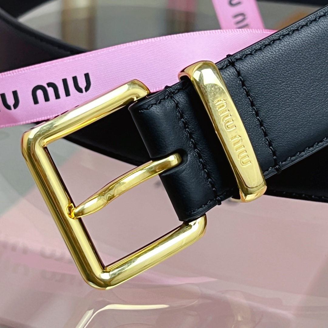 這款皮革腰帶設計簡約而優雅，腰帶環伴以Miu Miu徽標。雙面進口小牛皮 金屬搭扣 腰帶環飾激光雕刻徽標
寬度: 3.5cm
