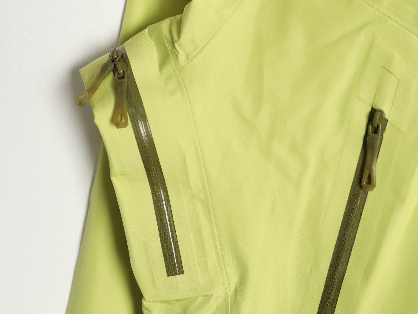 🔝Kailas 凱樂石· MONT X- LT  輕量化衝鋒衣外套

戶外與日常的理想之選，為你帶來極致體驗：

• 超輕量設計：M碼僅重284g，全衣重量減輕54%，極致輕量，穿上宛如無物，長時間徒步、攀爬毫無負擔。收納後體積小巧，如同一瓶礦泉水大小，輕鬆塞於背包一角，不佔空間。

• 卓越面料性能：採用40D GORE - TEX 3L面料，防水指數高達20,000mmH₂O以上，能抵御暴雨侵襲，在雨中行走也可保持身體乾爽。防風性能出色，可有效阻擋狂風。透氣指數達10,000g/m²/2