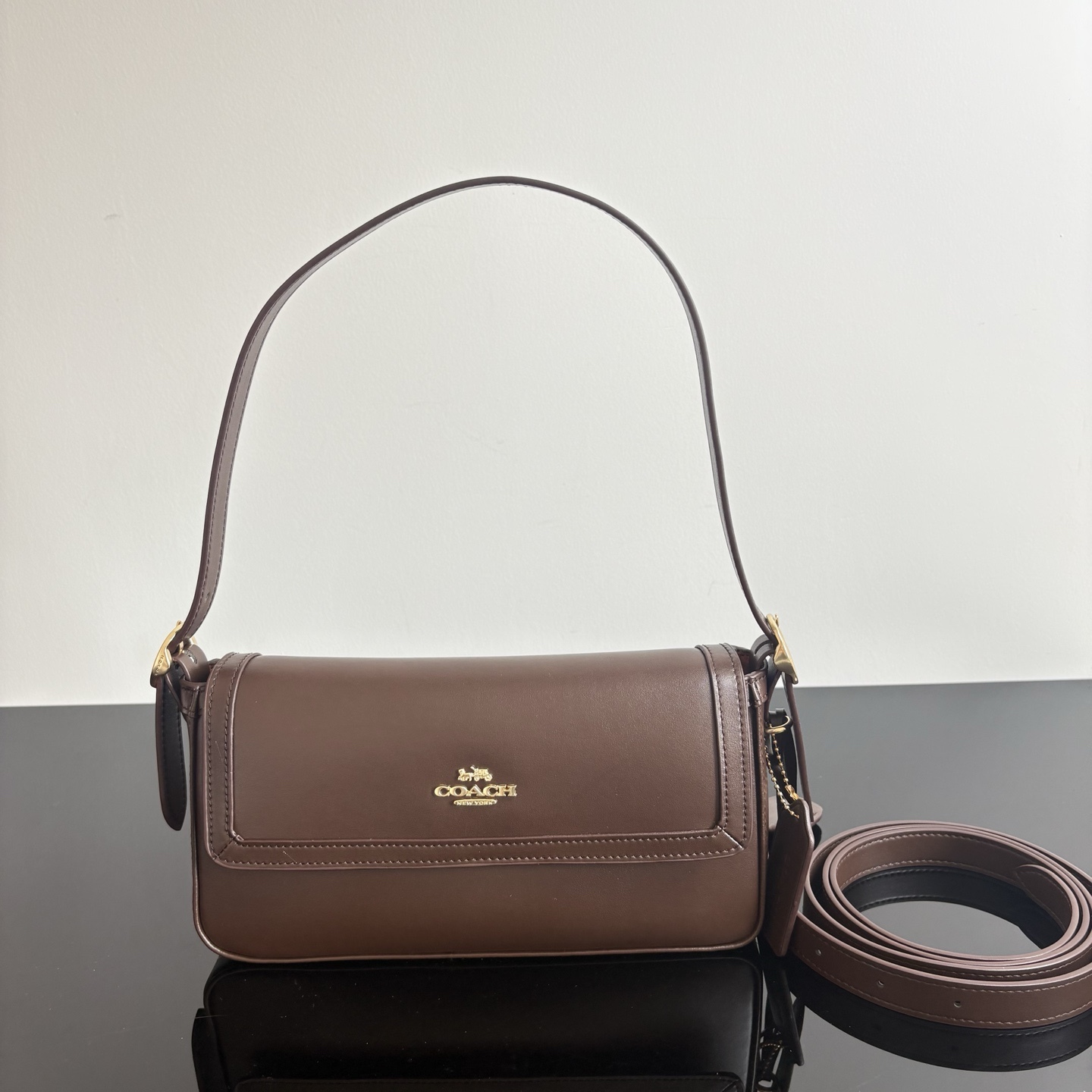 
【新品】COACH/蔻馳奧萊女士ETTA25號翻蓋單肩包腋下包高級通勤 CCV63尺寸25*13.5*6