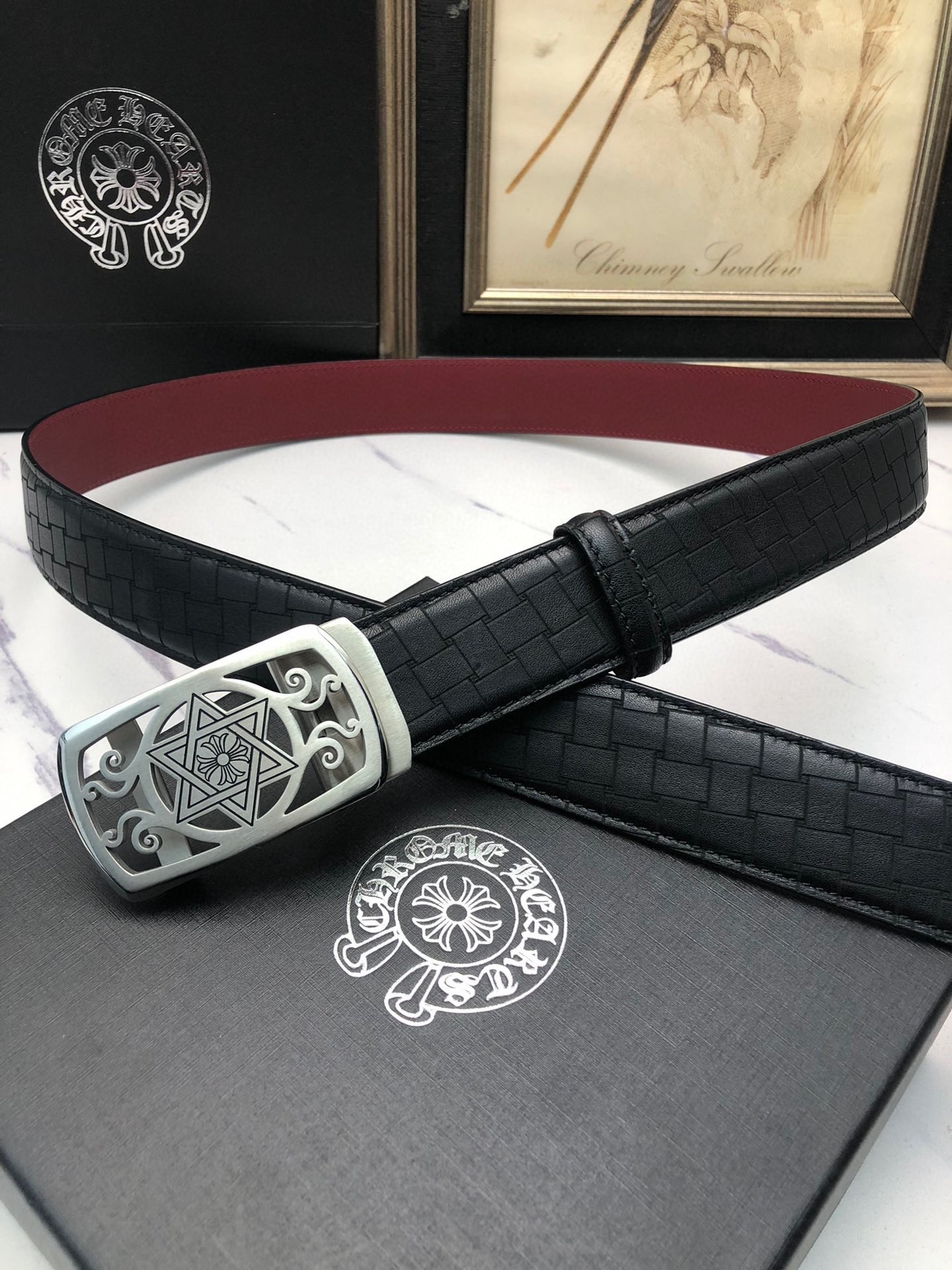 克羅星：原單頭層牛皮燙印花紋面，內襯頭層小牛皮底，搭配原單自動扣，可裁剪的自動帶，此款腰帶面雙採用意大利原定廠制進口牛皮帶身 ，對專版櫃足寬3.5