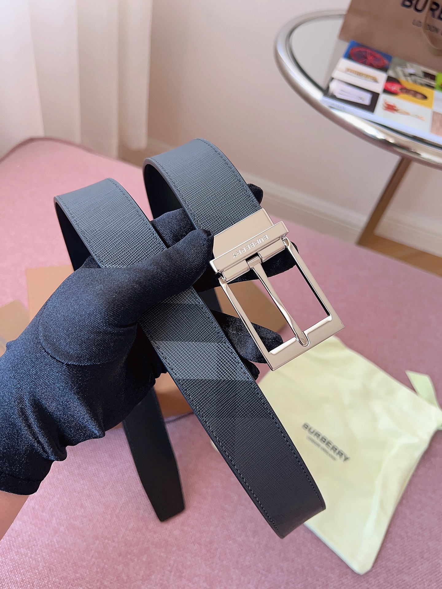 
Burberry博柏利品牌始終秉承傳統精髓，彰顯卓爾不凡的匠制工藝，優雅率性的英倫設計與銳意革新的時尚理念。3.5cm