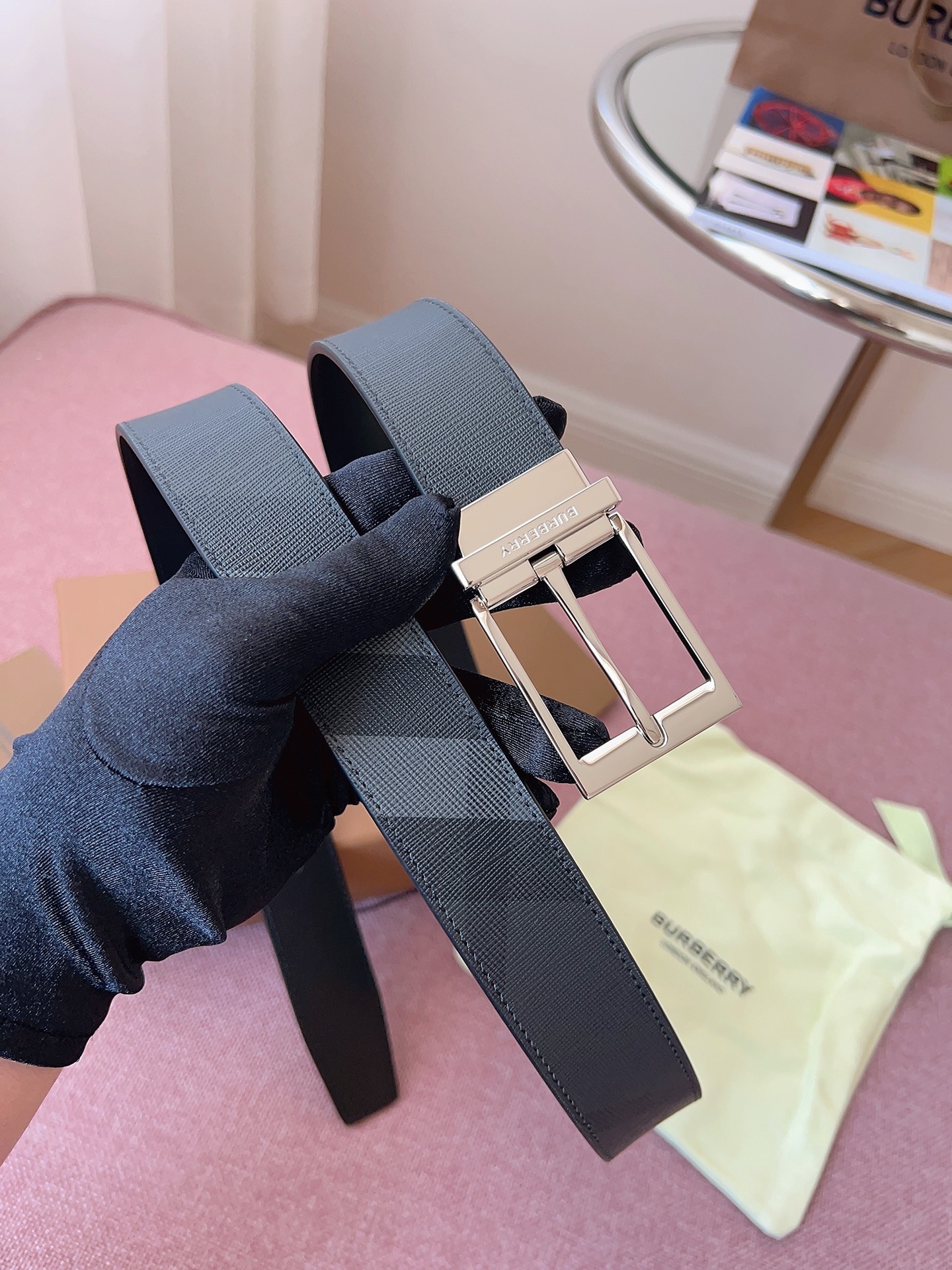 
Burberry博柏利品牌始終秉承傳統精髓，彰顯卓爾不凡的匠制工藝，優雅率性的英倫設計與銳意革新的時尚理念。3.5cm