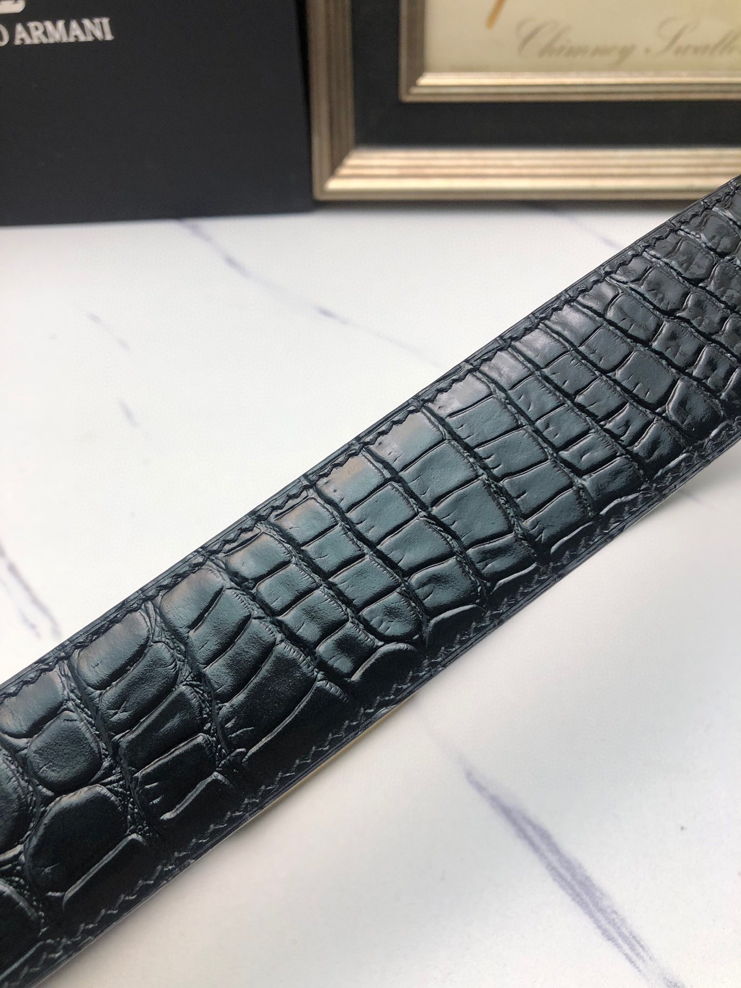 💰阿曼妮：原單頭層牛皮鰐魚花紋，內襯頭層鹿皮底，營造織紋外觀。飾以標誌原單扣。專櫃寬度4.0