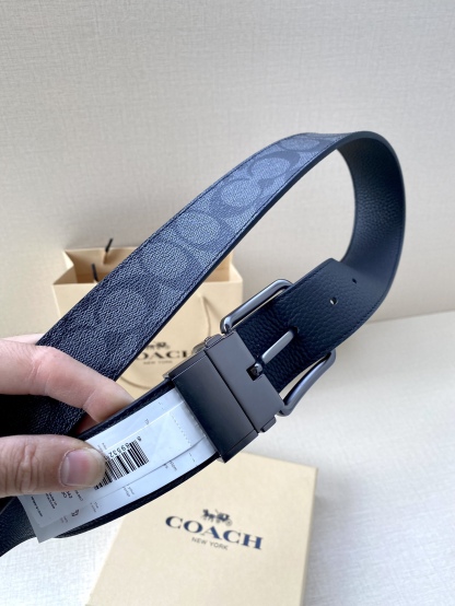 寬度3.8cm COACH 這款雙面腰帶一面為經典標誌帆布材質，另一面為精制皮革材質，配有標誌性扣件，將兩種外形合二為一。通過簡單的說明，可用剪刀剪裁至完美合身度。
標誌印花配頭層牛皮
可裁剪
雙面
38M (寬)