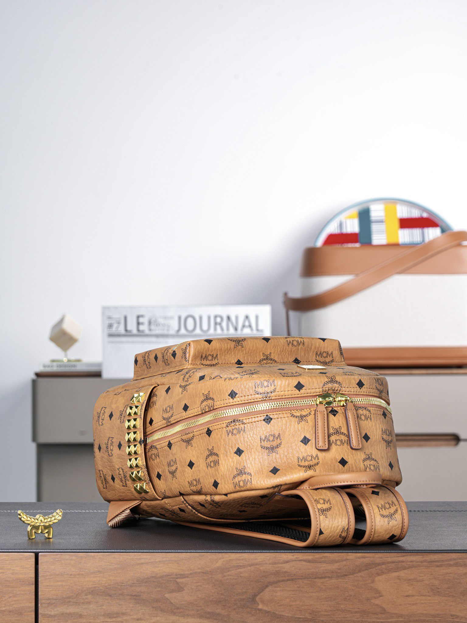 𝙈𝘾𝙈 𝙎𝙩𝙖𝙧𝙠 𝙎𝙞𝙙𝙚 𝙎𝙩𝙪𝙙𝙨𝘽𝙖𝙘𝙠𝙥𝙖𝙘𝙠 𝙞𝙣 𝙑𝙞𝙨𝙚𝙩𝙤𝙨
干邑色小中号#铆钉双肩背包🎒·CP独家出品®️干邑色
这款Visetos经典花纹人造革双肩背包采用金字塔形铆钉装饰及天然Nappa皮革饰边设计。
这一标志性的便携单品展现了全球移动一族的无限精神。这款Stark双肩背包采用经典Visetos及天然Nappa皮革制成，能将电子产品、文件及配饰收纳得井井有条。金字塔形铆钉勾勒出包袋