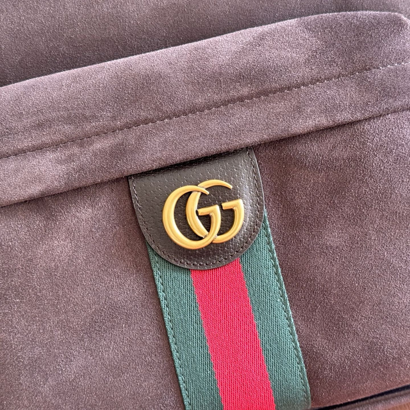 💋💋💋《配全套原廠專櫃包裝》【新品】Ophidia系列匠心選用白色配色，搭配經典廓形與新增功能性設計，甄選觸感柔軟的織物打造。這款背包以柔軟GG Supreme材質打造，匠心綴飾雙G標識和紅綠織帶細節。
