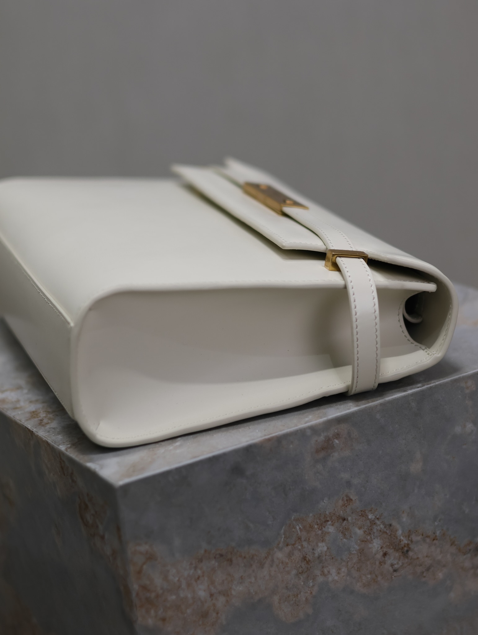 Manhattan_29cm
翻蓋曼哈頓法棍包，一改以往經典的logo，取而代之低調簡約的設計風格，它有點像H家的凱莉，很有復古的味道！商務➕休閒兩者結合，總結起來就是百搭！可以手拿，可以單肩或斜挎，一包多用，滿足了商務型女士，又滿足了小女生的休閒！精心挑選的意大利牙簽紋牛皮、完美的走線、精緻的五金讓整個包包都散髮出高級的味道！
型號：579271
尺寸：29x20.5x7cm