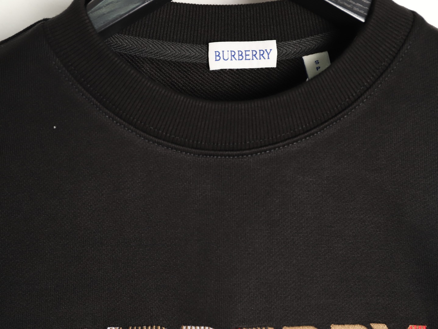 🔝BURBERRY巴寶莉BBR 八色字母繡圓領衛衣 
原版6350購入，原版採用400g 巴寶莉專用反面牛肚面料，反向毛圈底紗 魚鱗布料，螺紋450g雙紗，顏色按布料訂染，原版一致。
前幅進口機立體繡花，凹凸形狀與原版一致，羅紋針織包邊及絨里收納口袋均採用加固縫製，強化功能耐用性；在休閒運動中注入內斂英倫格調。整體完美平衡經典符號的當代轉化、穿著舒適度與日常實用性，成為詮釋現代精英休閒風的典範之作。男女同款
B Size：S-XL