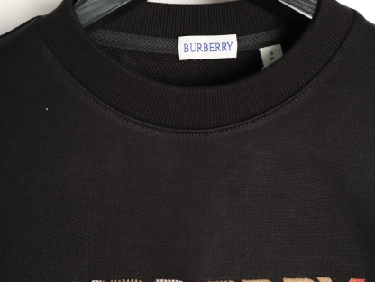 🔝BURBERRY巴寶莉BBR 八色字母繡圓領衛衣 
原版6350購入，原版採用400g 巴寶莉專用反面牛肚面料，反向毛圈底紗 魚鱗布料，螺紋450g雙紗，顏色按布料訂染，原版一致。
前幅進口機立體繡花，凹凸形狀與原版一致，羅紋針織包邊及絨里收納口袋均採用加固縫製，強化功能耐用性；在休閒運動中注入內斂英倫格調。整體完美平衡經典符號的當代轉化、穿著舒適度與日常實用性，成為詮釋現代精英休閒風的典範之作。男女同款
B Size：S-XL