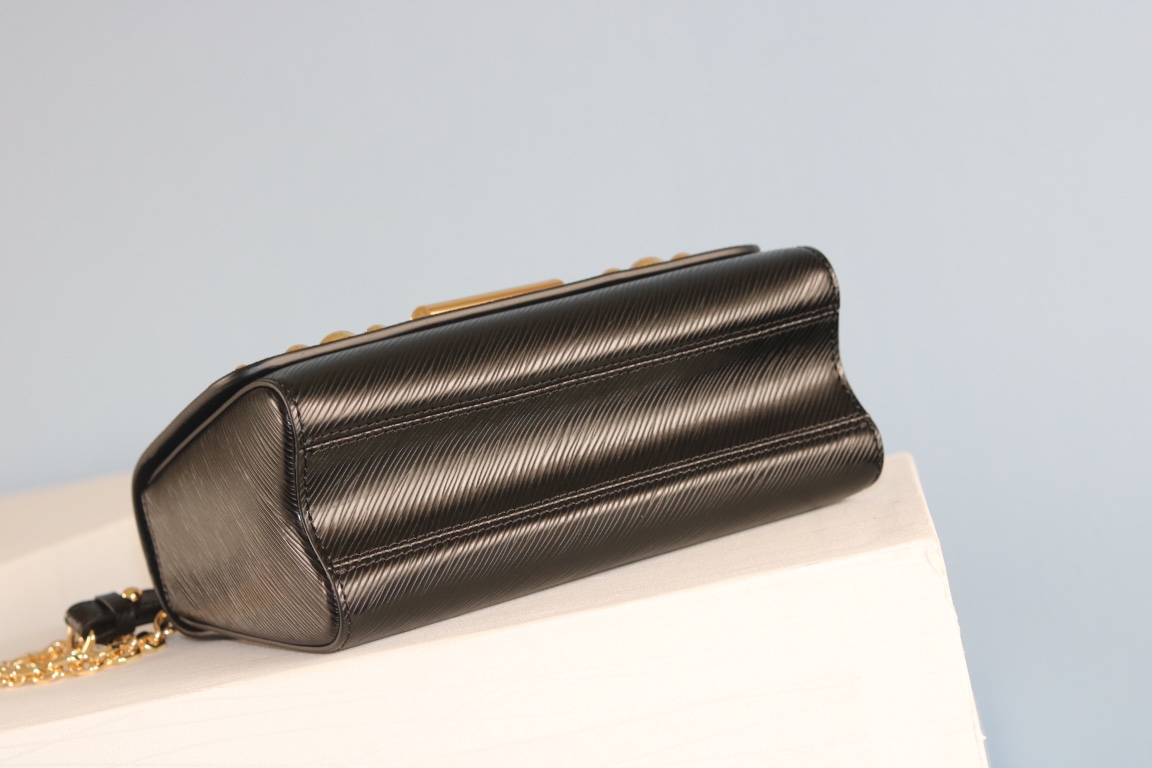 原版品質50306/50280/50282 原版中號[玫瑰]貨比三家，請認准內碼：0088[太陽][太陽]LV最新最火款Twist Denim出貨了💃此款Twist中號手袋飾有由刻有圖案的花形金色與銀色鉚釘組成的旭日花紋，與巴黎芳登廣場路易威登旗艦店前的巨型太陽雕像遙相呼應。由Epi皮革裁制而成，打造優雅晚裝造型的珍貴之選。 外型小巧，別緻的弧形底座增加了手袋容量[強]可調節鏈條適合斜跨或優雅的肩背[強]中號尺寸:23*18*8cm