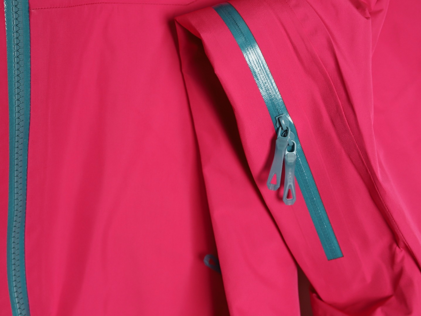 🔝Kailas 凱樂石· MONT X- LT  輕量化衝鋒衣外套

戶外與日常的理想之選，為你帶來極致體驗：

• 超輕量設計：M碼僅重284g，全衣重量減輕54%，極致輕量，穿上宛如無物，長時間徒步、攀爬毫無負擔。收納後體積小巧，如同一瓶礦泉水大小，輕鬆塞於背包一角，不佔空間。

• 卓越面料性能：採用40D GORE - TEX 3L面料，防水指數高達20,000mmH₂O以上，能抵御暴雨侵襲，在雨中行走也可保持身體乾爽。防風性能出色，可有效阻擋狂風。透氣指數達10,000g/m²/2