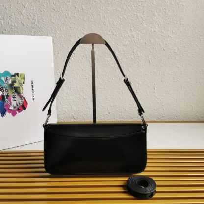 【 原單】🌹新款1BD323🎉🎉這款翻蓋式單肩包以充滿現代感👏採用進口牛皮，配有兩條可拆卸可交換長短肩帶。單肩/斜跨都可以。簡約優雅風尚、一眼相中復古又高級的包包，背上身秒變氣質女孩，容量空間大，各種百搭又時尚😘又是一款永久不過時暴款🙊趕緊入手吧🎉尺寸：長26x高12x底4.8cm🎉🎉🎉👏👏！