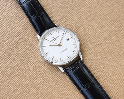 
TW 最新熱門款🔥】江詩.丹頓🆕Vacheron constantin 經典之美品鑒江詩.丹頓傳承系列腕表！
1⃣️團隊歷時9個月精心設計，敢為人先，力求完美，突破多層技術瓶頸💪
2️⃣ 市場獨家最新鍋蓋玻璃材質，超強的3D立體感，超薄工藝，超強夜光，直徑42mm👏
3️⃣款式採用原裝9015®機芯，每小時振頻28800次，零返修®質量✅
4⃣️ 錶盤上採用經典獨家內影，更顯示出這款腕表的華貴氣質🕶
5⃣️ 款式搭配意大利牛皮讓手腕更貼合舒適
   🔥頂級出品 精品不斷🔥