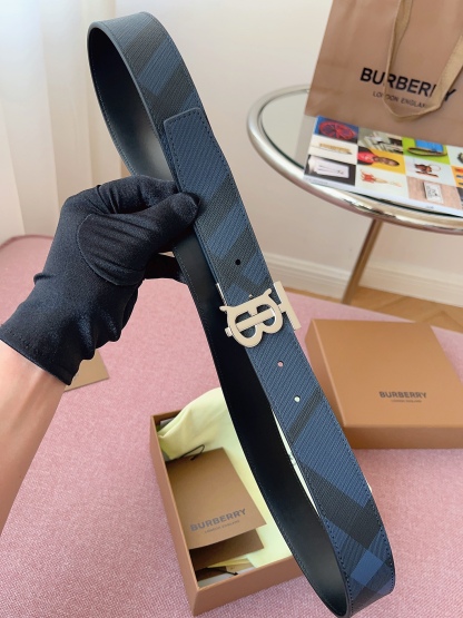 
Burberry博柏利品牌始終秉承傳統精髓，彰顯卓爾不凡的匠制工藝，優雅率性的英倫設計與銳意革新的時尚理念。3.5cm