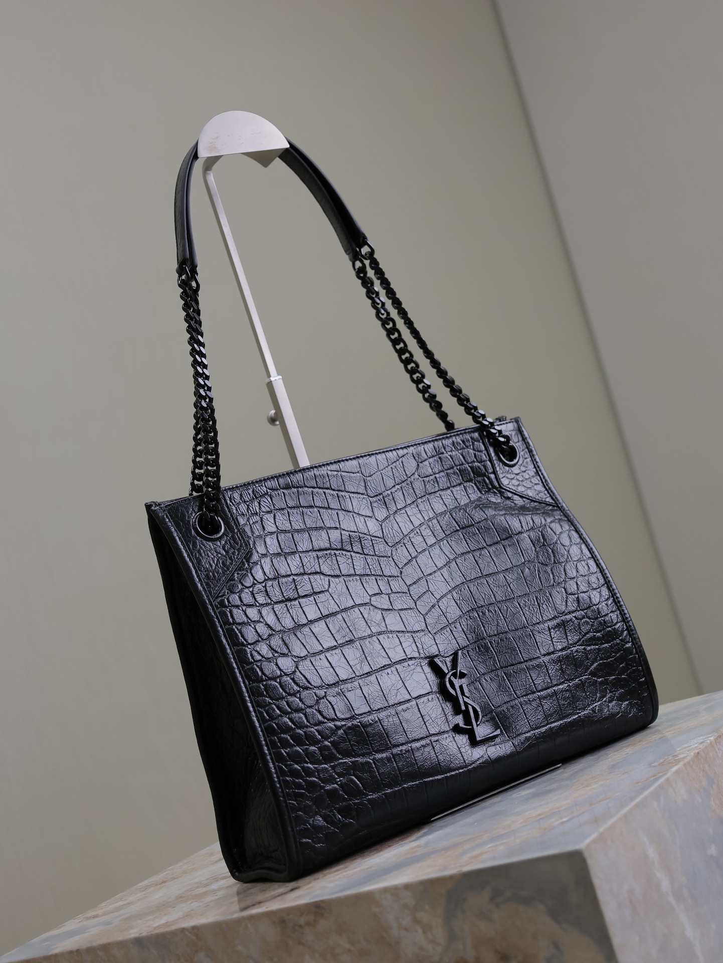 黑色黑扣鰐魚紋·
Niki shopping bag_
意大利進口鰐魚壓紋牛皮，五金是全牛皮包裹，工藝十分精湛！包袋中間有磁吸扣，保障了包包使用的安全性；內里有一拉鍊隔層及敞口插槽設計可放手機及零錢卡片，方便拿取，不會出現因為是大包而出現找不到東西的情況；包包自重非常輕，容量又足夠大，公文包、旅行包、購物袋、媽媽包隨意切換，實用性爆表！
型號：577999
尺寸：33x27x11.5cm