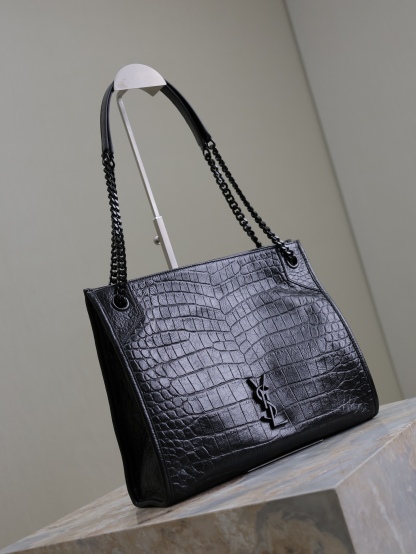 黑色黑扣鰐魚紋·
Niki shopping bag_
意大利進口鰐魚壓紋牛皮，五金是全牛皮包裹，工藝十分精湛！包袋中間有磁吸扣，保障了包包使用的安全性；內里有一拉鍊隔層及敞口插槽設計可放手機及零錢卡片，方便拿取，不會出現因為是大包而出現找不到東西的情況；包包自重非常輕，容量又足夠大，公文包、旅行包、購物袋、媽媽包隨意切換，實用性爆表！
型號：577999
尺寸：33x27x11.5cm