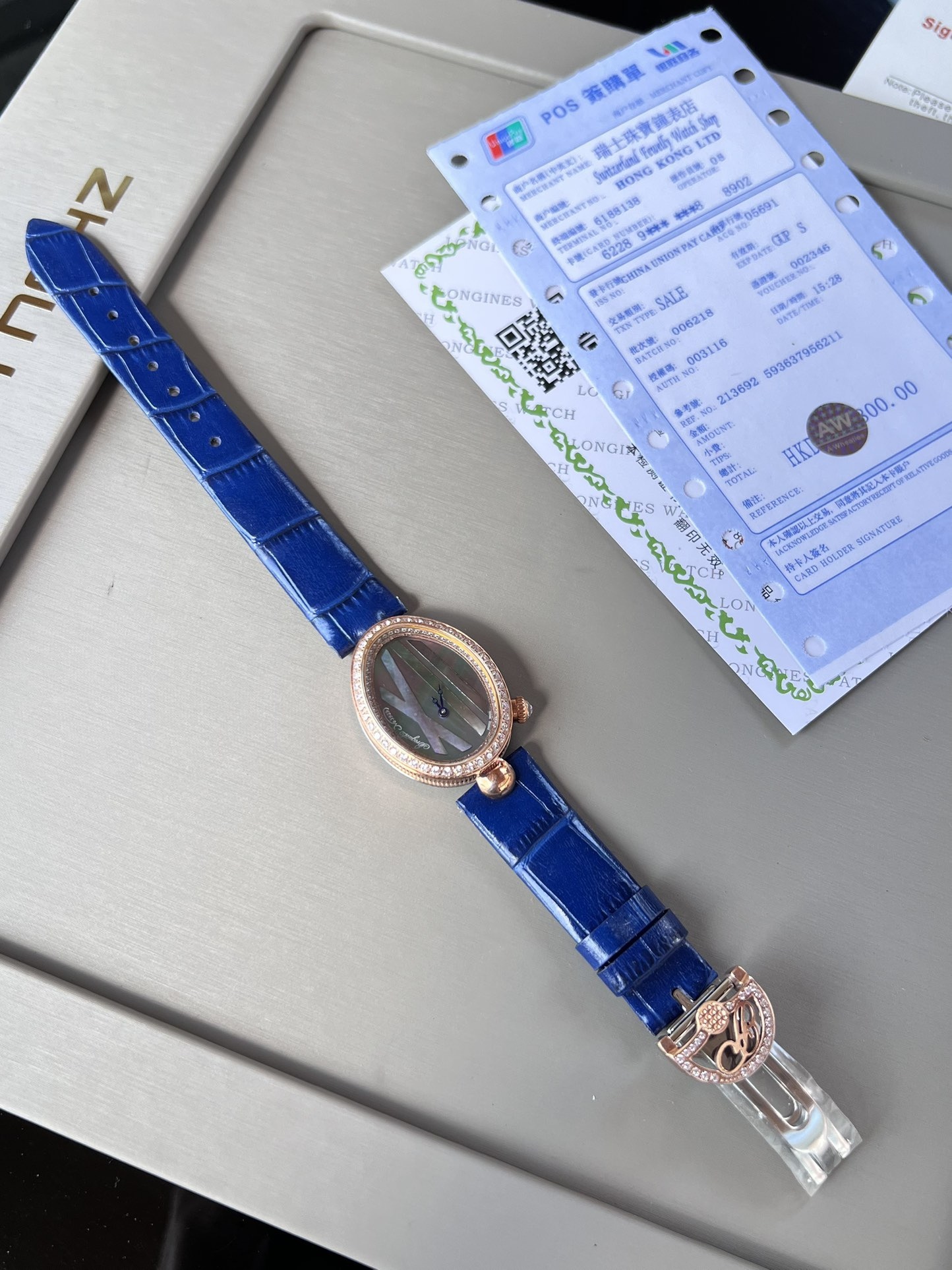 優雅出品史上最強復刻女表——寶璣那不勒斯皇后  黃金殼  系列驚艷登場，修正市場版本的所有不足，高貴典雅，盡顯女王風範！
【表殼】腕表尺寸分別為中號36.5x28.5毫米 小號33 x 25毫米
鵝卵形表殼高雅大氣，表殼外緣飾有錢幣紋。表圈和表殼周圍鑲嵌共117顆施華洛水晶（約0.99克拉）。表冠處鑲有一顆梨形晶石（約0.26克拉）
【精彩細節】
1.與原裝吻合，在表殼背部均打有貴金屬標識，效果清晰工整，彰顯腕表檔次。2.穹面玻璃，從側面看不僅有魚眼效果，還能折射鑽石帶來的璀璨光芒，更顯腕表高貴血統。
3