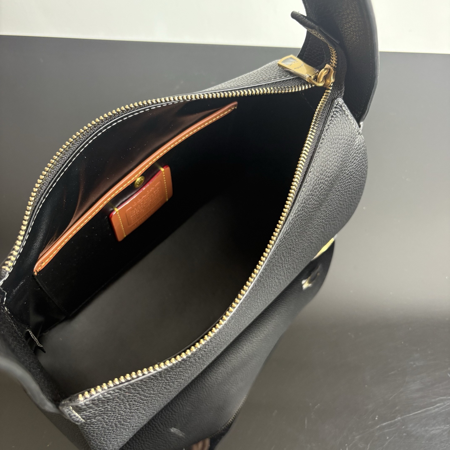 
新款hobo腋下包：CCC45荔枝紋黑色 灰色 酒紅
          CCC48鹿皮棕色 CCC48鹿皮墨綠
作為腋下包超級鬆弛下垂的風格，秋冬單品 容量超大還帶了一個磁扣的暗袋，出行遊玩或通勤都特別實用的一款。

尺寸：10*18*29。