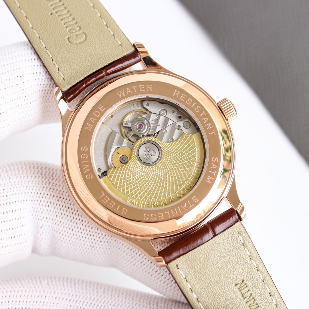 
江詩丹頓傳承系列腕表火爆上市！🔥簡雅大方，完美結合，讓你感受優雅紳土氣息！[禮物]該表搭載原裝進口9015超薄機芯，每小時振頻28800次，性能穩定，零返修！表殼： 釆用316 精鋼，藍寶石玻璃鏡面！🎖搭配意大利真皮錶帶原裝扣，直徑：40 mm，超強防水，簡潔大氣，高端品質，適合各種商務場合，送禮首選！