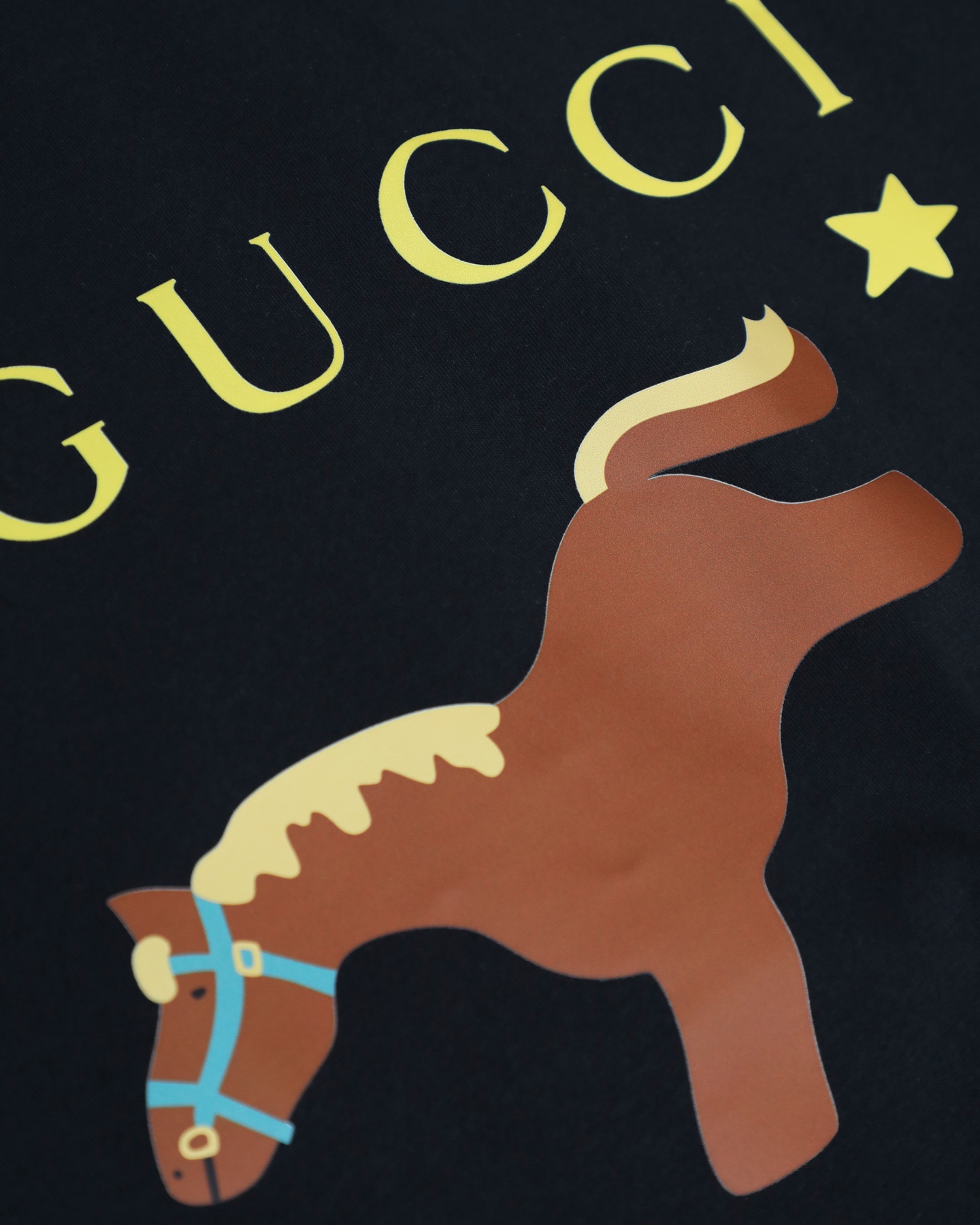 GUCCI/古馳  2026新款短袖卡通系列馬年限定小馬印花T恤男女同款

    這款可愛風格的短袖T恤，採用重磅純棉材質，印花是水印透氣性極佳，讓你在炎炎夏日也能保持清爽。
    螺紋領口定制1比1螺紋，二本針雙縫線，不縮水不變形，甄選好棉，成就了軟糯細膩的膚感質感出色，讓你在脫穎而出，還持久耐穿整體是簡約精緻的款式，經過無數次調配的版型上身更顯時筆風度，潮流感拉滿顯瘦“小心機”，落肩設計修飾肩膀厚度，活力滿滿
顏色：  黑色    白色
尺碼：M~2X
尺碼表：圖9