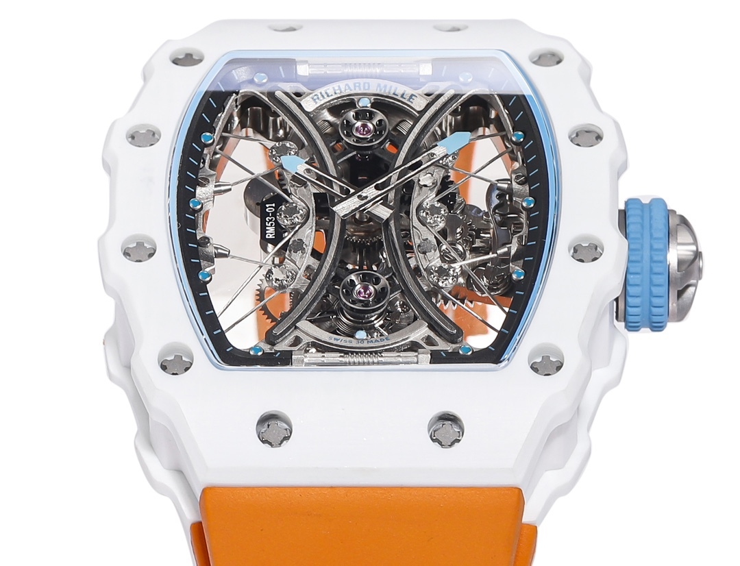 白色TPT石英纖維
【RICHARD MILLE】理查米爾RM53-01 將腕表設計與運動賽事相互結合，完美詮釋了賽場上的勇者堅定信念、頑強拼搏的精神。RM53-01以馬術運動為背景，採用多種高科技材料來抵御運動時帶來的強烈撞擊，從而保證不受破壞、正常運轉。高科技材質打造如同“護具”。“RM 53-01 PABLO MAC DONOUGH”的陀飛輪腕表，此款腕表除具備運動腕表的動感與活力外，還配備了堅固的TPT®碳纖維表殼、層壓藍寶石水晶表鏡以及固定機芯的懸浮式鋼索，有效的降低巨大衝擊、