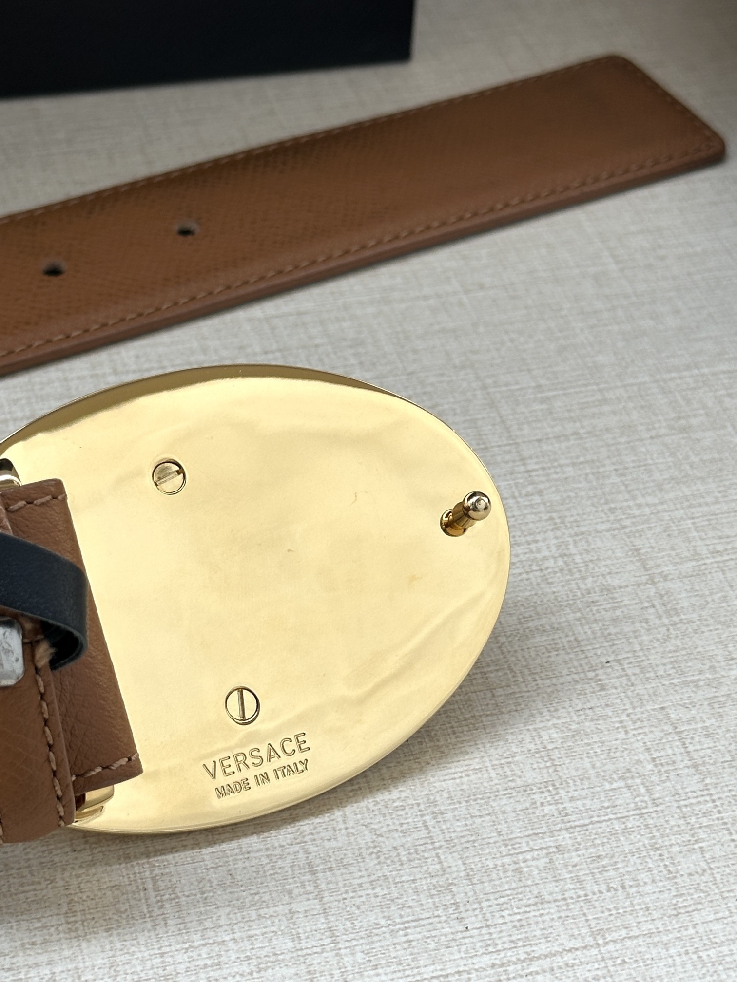 寬度：4.0cm （範思哲） 此款橢圓五金配件、腰帶飾有標誌性的Versace美杜莎頭像扣，彰顯品牌格調。是一款精美的衣櫥必備單品。