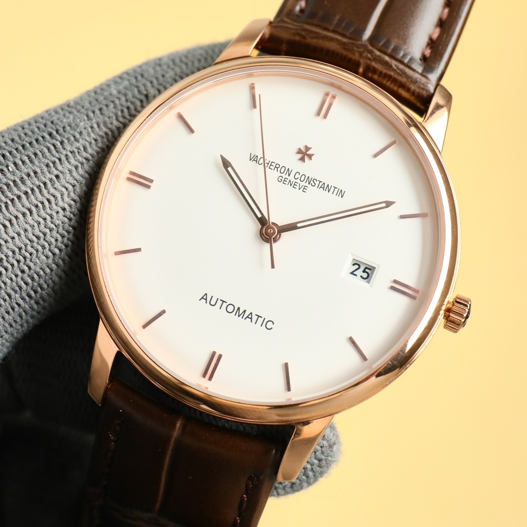 
最新款推薦   市場最高復刻 V4升級版本 江詩丹頓VC傳承系列85180腕表！
1⃣️【表殼】尺寸40MMX9MM，完美圓形的表殼，搭配微孤式表耳設計，使之更加貼合佩戴者的手腕。每一個成品殼套，都需經過MK嚴格的質量把控，方能還原正品獨特的質感。
2⃣️【機芯】9015鋼輪等部件均由MK制表師精工裝飾，自動擺陀更是鍍有18k金，最大限度呈現原裝精湛的工藝水平。
3⃣️【表鏡】前後兩片藍寶石玻璃鏡面，均有防眩暈鍍膜處理。
4⃣️【錶帶】雙層意大利小牛皮，搭配馬耳他十字針扣。