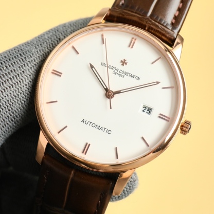 
最新款推薦   市場最高復刻 V4升級版本 江詩丹頓VC傳承系列85180腕表！
1⃣️【表殼】尺寸40MMX9MM，完美圓形的表殼，搭配微孤式表耳設計，使之更加貼合佩戴者的手腕。每一個成品殼套，都需經過MK嚴格的質量把控，方能還原正品獨特的質感。
2⃣️【機芯】9015鋼輪等部件均由MK制表師精工裝飾，自動擺陀更是鍍有18k金，最大限度呈現原裝精湛的工藝水平。
3⃣️【表鏡】前後兩片藍寶石玻璃鏡面，均有防眩暈鍍膜處理。
4⃣️【錶帶】雙層意大利小牛皮，搭配馬耳他十字針扣。