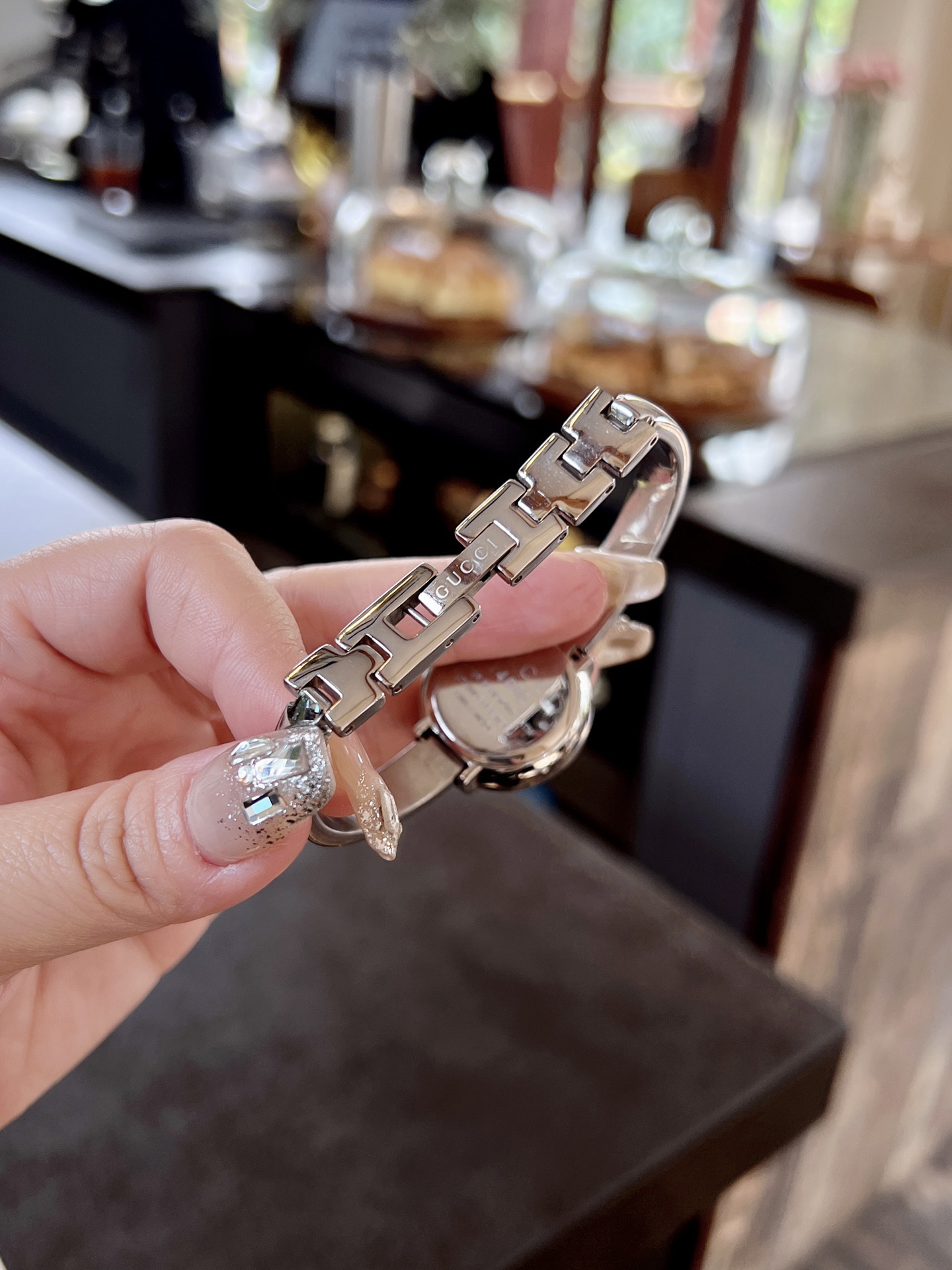 
古馳
Gucci 瑞士日內瓦最新限量款升級版到貨（後蓋全新加重處理，重做原裝對版鑲鑽字面。字面鑲嵌八箭八星兩個閃亮的鋯鑽石💎，細節誠意滿滿💎區別以往老舊版本，歡迎品鑒👏👏），表徑25mm，厚度7.5mm，藍寶石玻璃，表面把頭都有經典雙G logo設計元素，非常經典，適合小手腕佩戴，小巧玲瓏，溫婉細膩