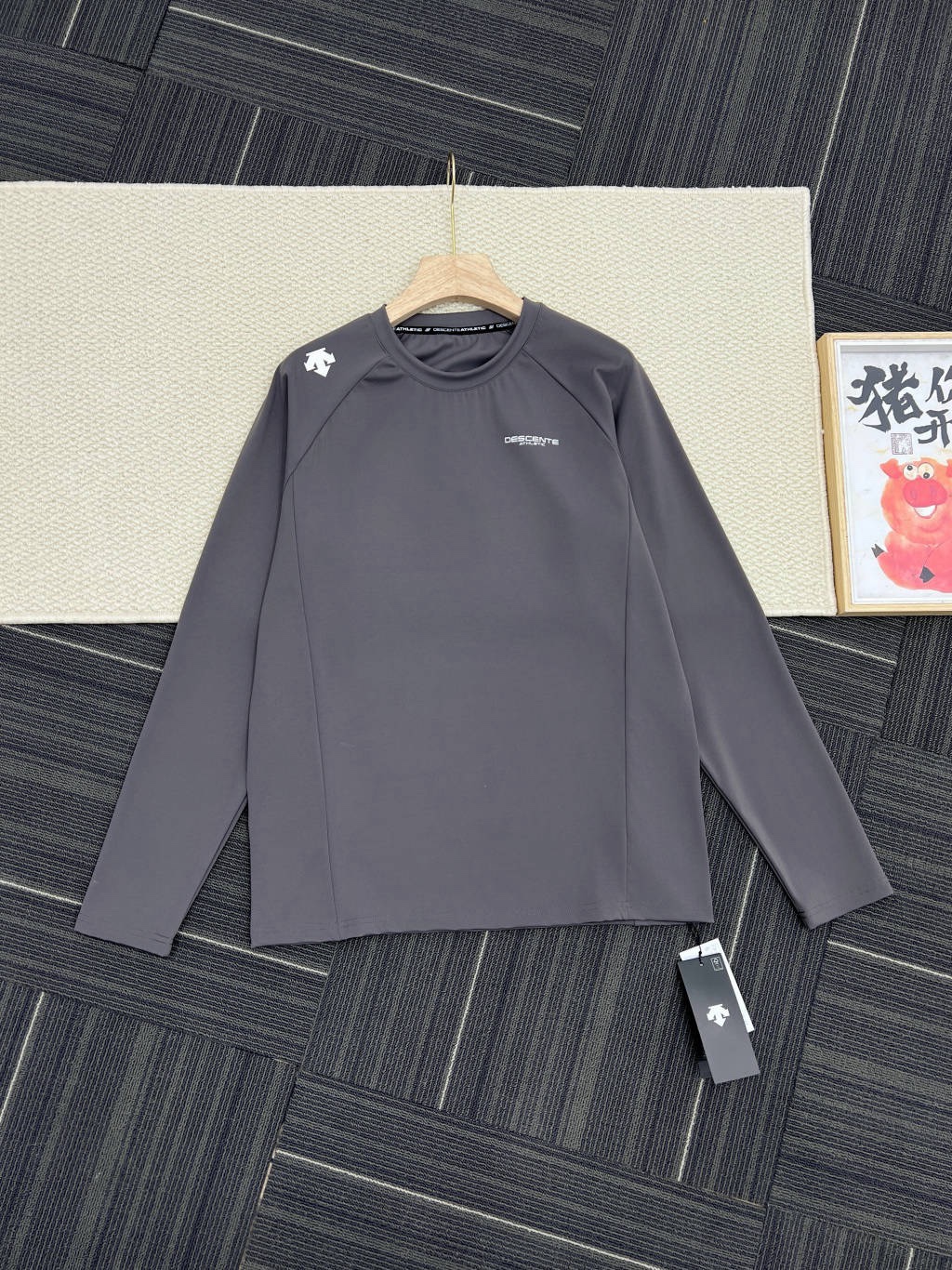 春秋新款DST迪桑特情侶👫綜訓系列長袖運動衫
韓國🇰🇷櫃子同步
迪家高端專業運動面料，精梳輕拉絨，親膚舒適，排汗吸濕！面料不易變形、不易褪色以及快速乾爽的三大頂尖優勢
右肩的立體LOGO，高溫熱燙印的工藝加持，右下擺字母小壓花，增加了設計的趣味性和觀賞度
整體既有嚴謹的精英範，又有利落陽光的運動感，彰顯品牌魅力 ！
