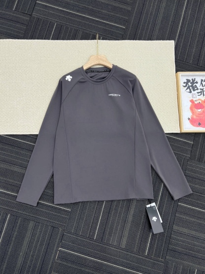 春秋新款DST迪桑特情侶👫綜訓系列長袖運動衫
韓國🇰🇷櫃子同步
迪家高端專業運動面料，精梳輕拉絨，親膚舒適，排汗吸濕！面料不易變形、不易褪色以及快速乾爽的三大頂尖優勢
右肩的立體LOGO，高溫熱燙印的工藝加持，右下擺字母小壓花，增加了設計的趣味性和觀賞度
整體既有嚴謹的精英範，又有利落陽光的運動感，彰顯品牌魅力 ！
