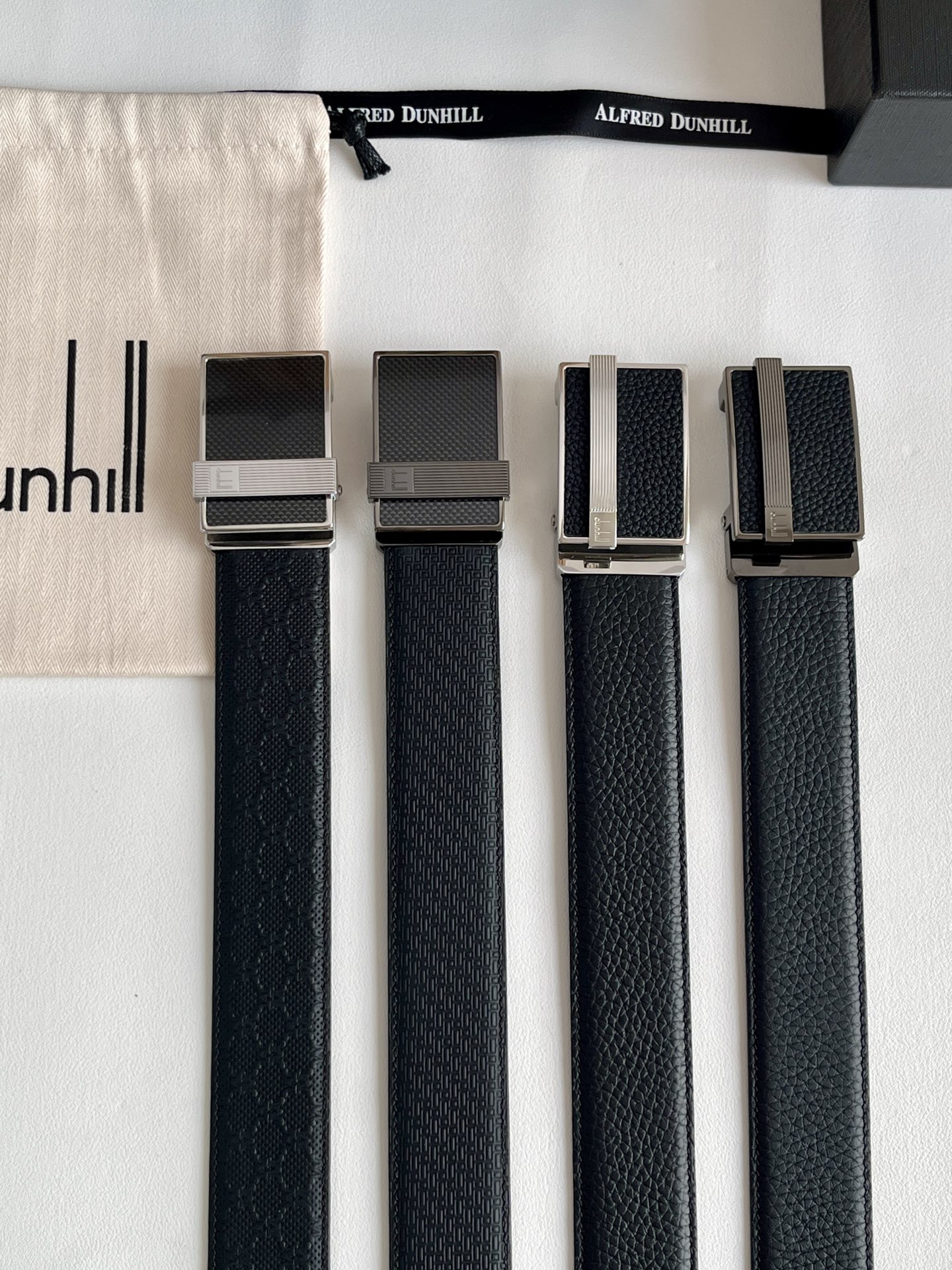 登喜路（Dunhill）是一家英國倫敦的男士奢侈品牌。皮帶以其精湛的工藝和經典的設計，成為男士配飾中的精品。皮帶的質感好、耐用性強，商務休閒百搭款！