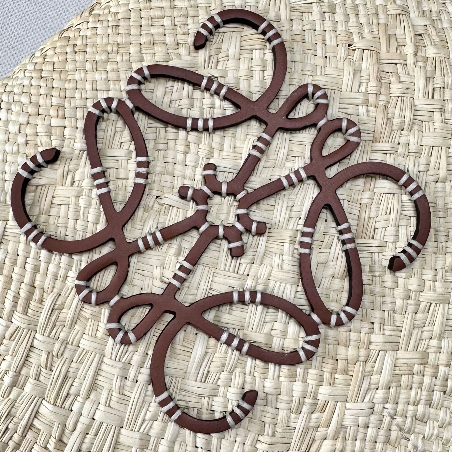 LO℮w℮🆕（高版本）進口原材料 肩帶全部升級
🧺伊拉卡棕櫚纖維和牛皮革 Anagram Basket 手袋*一個傳統的籃子手袋*帶有經典的手工編織包身，管狀牛皮革帶子和頂部提手*以及一塊牛皮革 Anagram 壓紋貼片這個版本採用伊拉卡棕櫚製成，這種棕櫚樹在哥倫比亞種植、收穫並曬乾，然後由公平貿易原則指導的 Corporación Oficio y Arte 組織的女工匠編織。