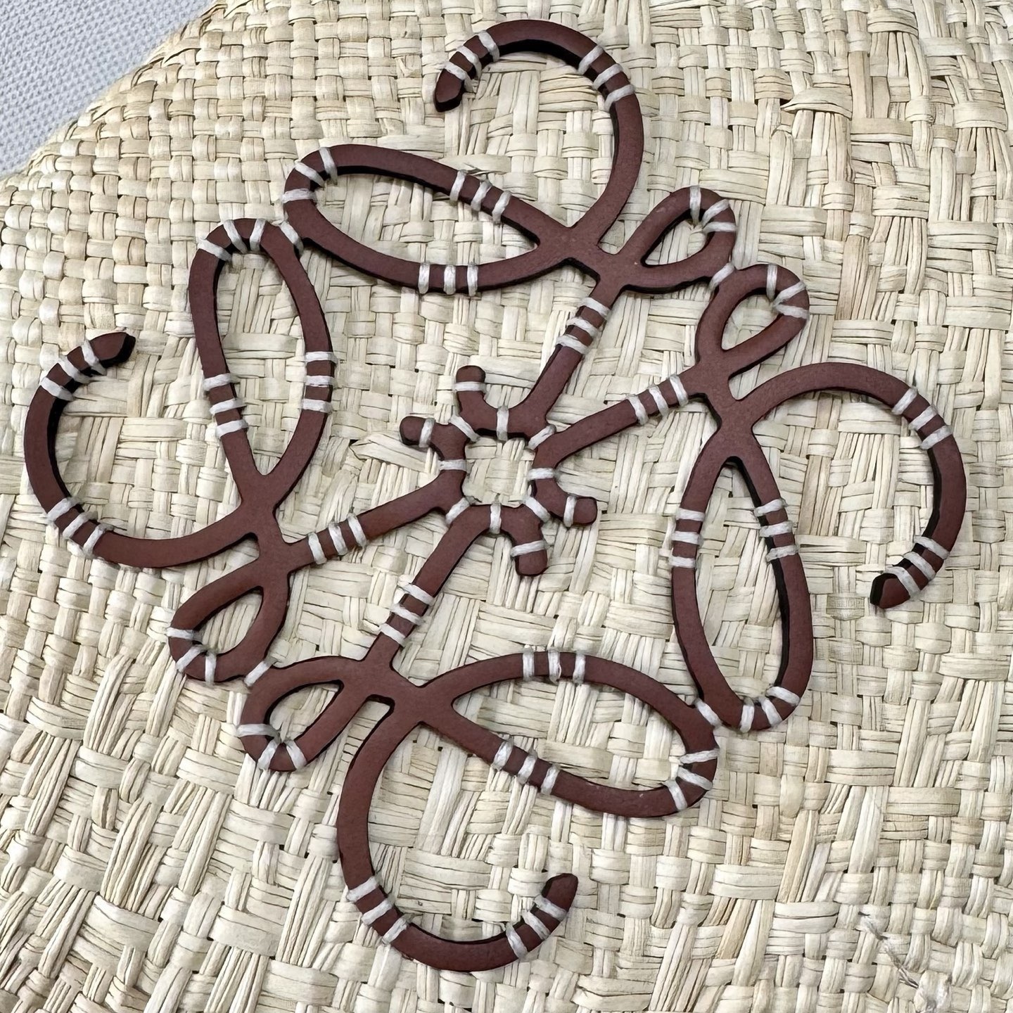 LO℮w℮🆕（高版本）進口原材料 肩帶全部升級
🧺伊拉卡棕櫚纖維和牛皮革 Anagram Basket 手袋*一個傳統的籃子手袋*帶有經典的手工編織包身，管狀牛皮革帶子和頂部提手*以及一塊牛皮革 Anagram 壓紋貼片這個版本採用伊拉卡棕櫚製成，這種棕櫚樹在哥倫比亞種植、收穫並曬乾，然後由公平貿易原則指導的 Corporación Oficio y Arte 組織的女工匠編織。