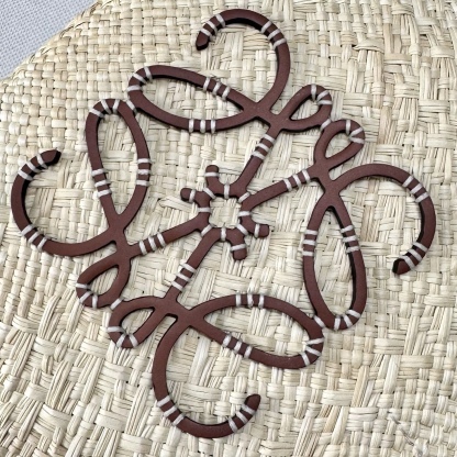 LO℮w℮🆕（高版本）進口原材料 肩帶全部升級
🧺伊拉卡棕櫚纖維和牛皮革 Anagram Basket 手袋*一個傳統的籃子手袋*帶有經典的手工編織包身，管狀牛皮革帶子和頂部提手*以及一塊牛皮革 Anagram 壓紋貼片這個版本採用伊拉卡棕櫚製成，這種棕櫚樹在哥倫比亞種植、收穫並曬乾，然後由公平貿易原則指導的 Corporación Oficio y Arte 組織的女工匠編織。